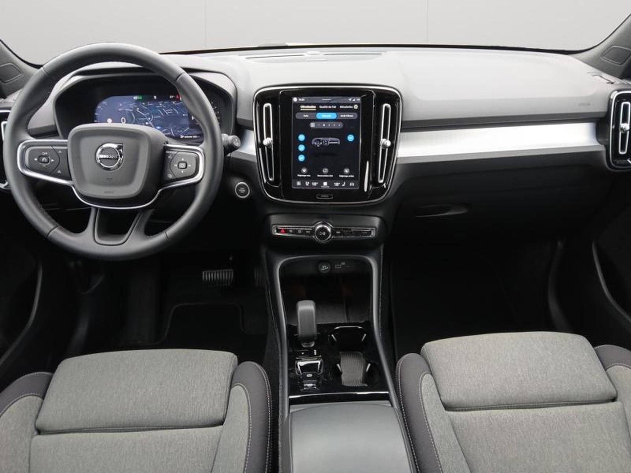 Volvo XC40 Plus Dark B3 Mild Hybrid (2025) - Photo 10
