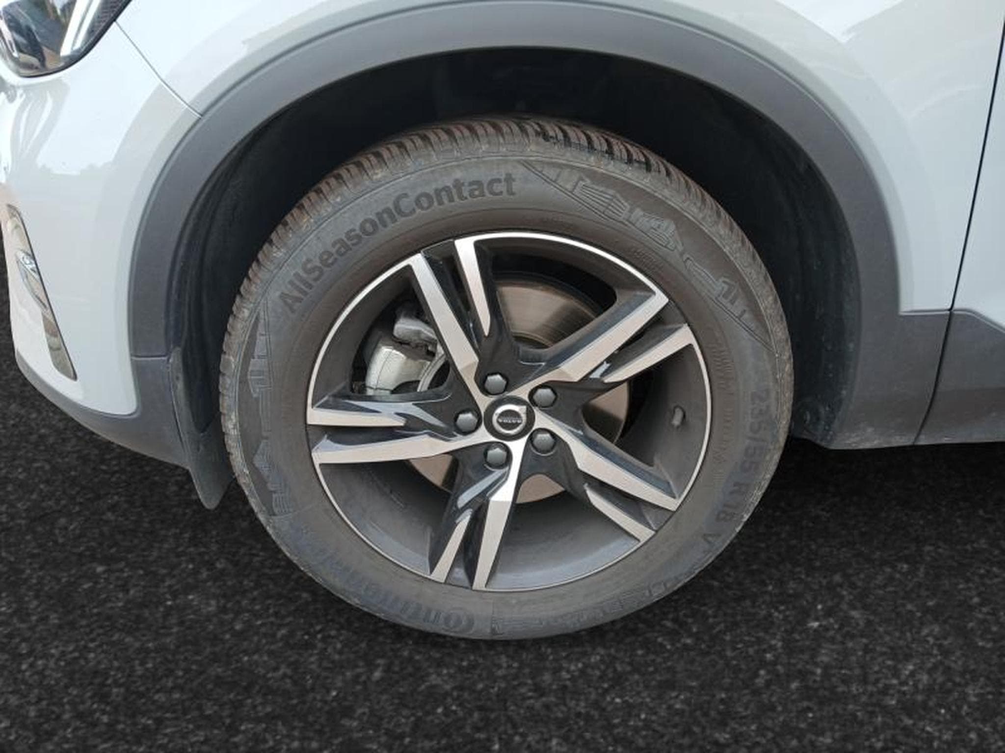 Volvo XC40 Plus Dark B3 Mild Hybrid (2025) - Photo 14