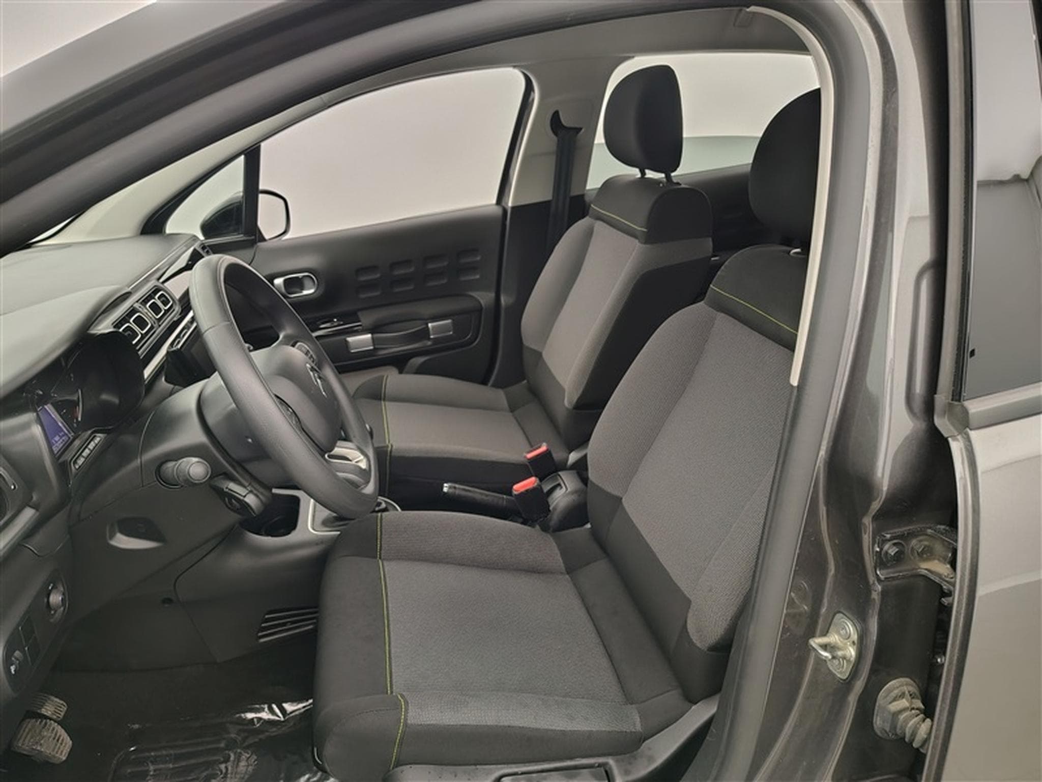 Citroen C3 1.2i PureTech Shine NAVI / FULL LED / CARPLAY (2023) - Photo 7