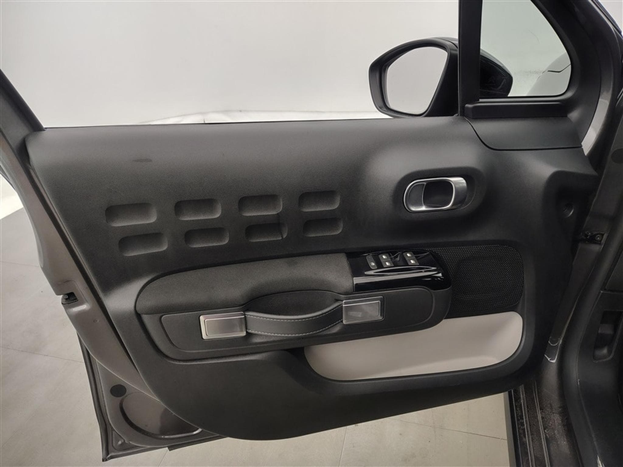 Citroen C3 1.2i PureTech Shine NAVI / FULL LED / CARPLAY (2023) - Photo 16