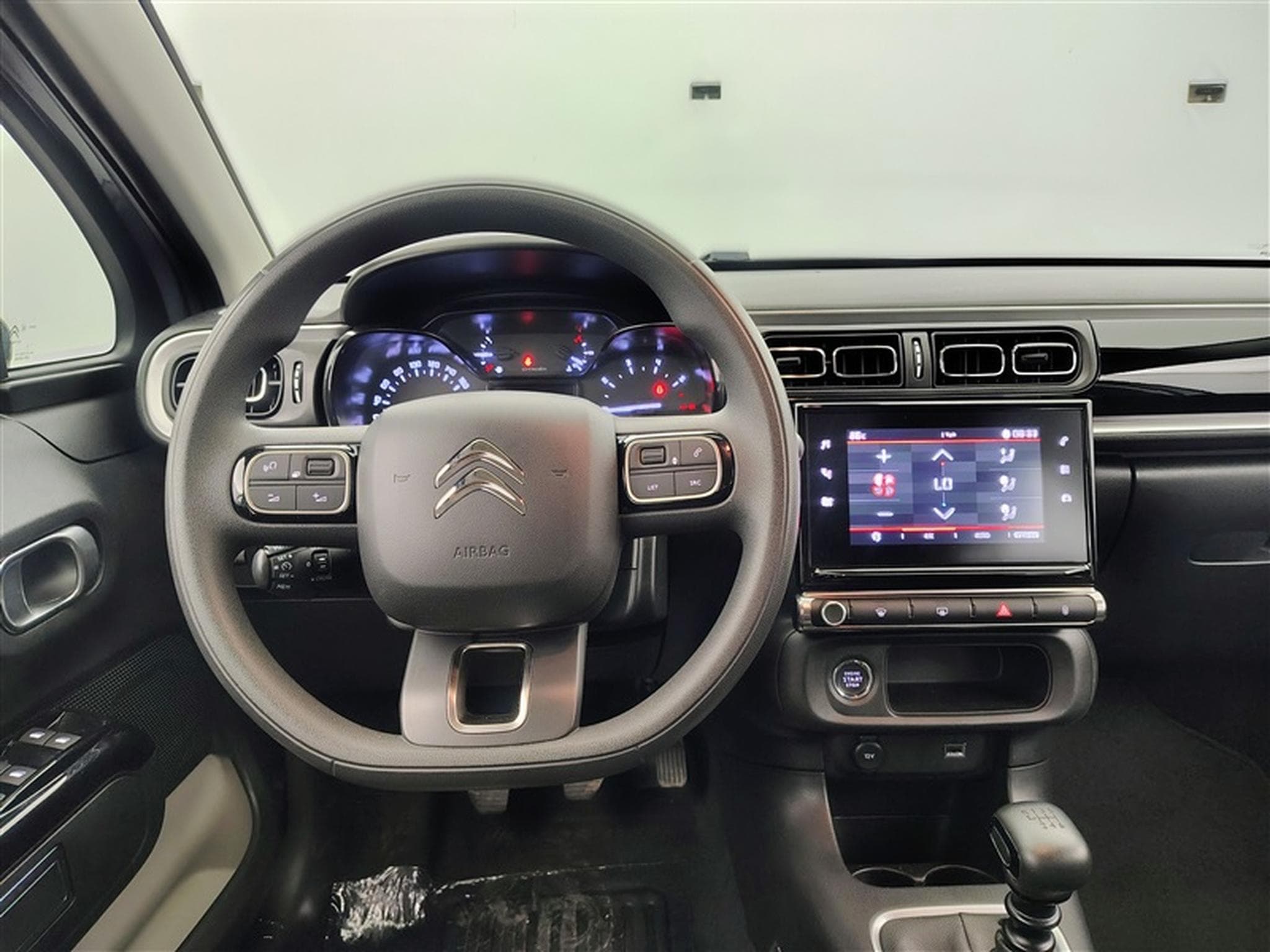Citroën C3 1.2i PureTech Shine CARPLAY / FULL LED / JA 16" (2023) - Photo 9