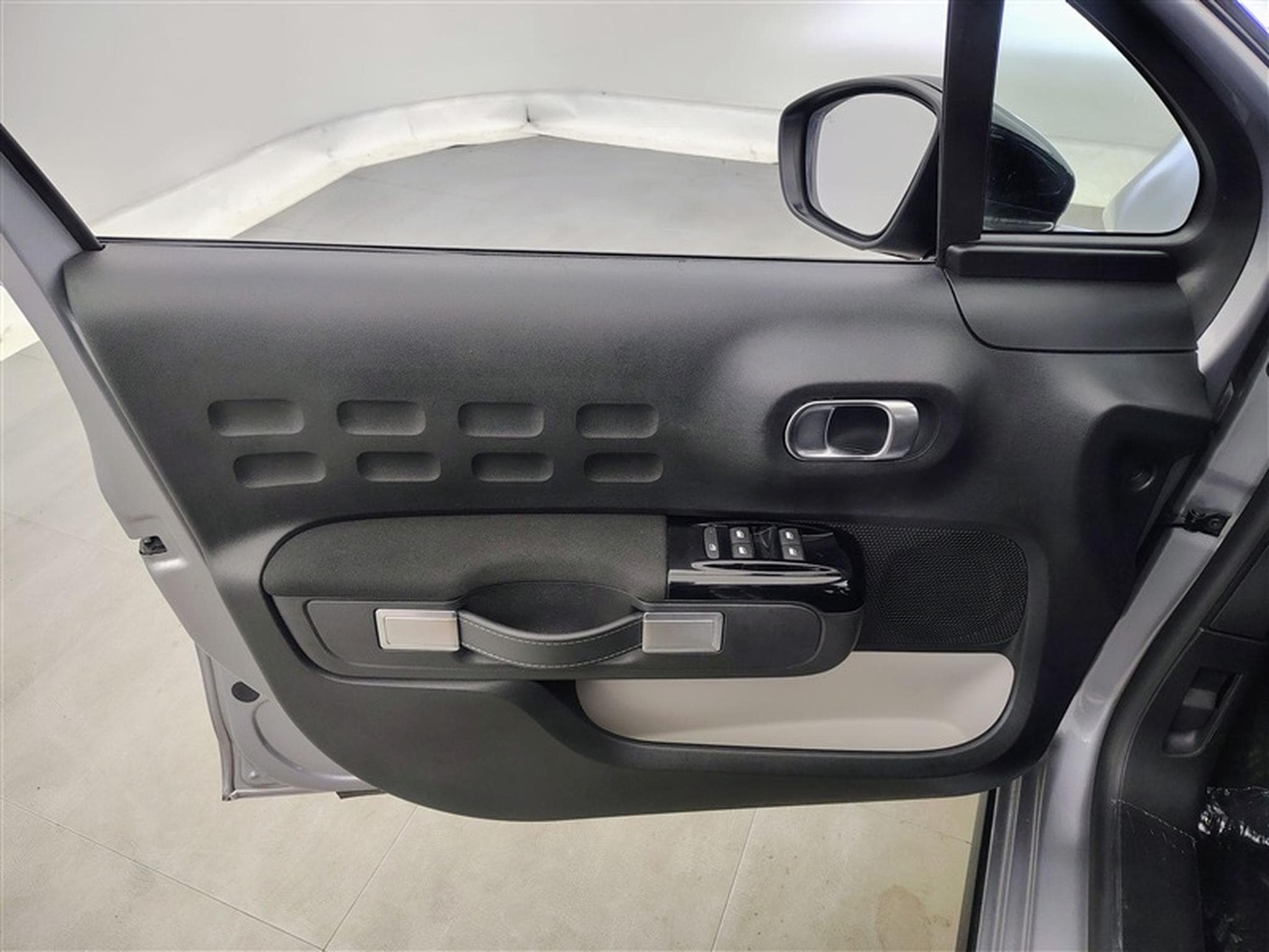 Citroën C3 1.2i PureTech Shine CARPLAY / FULL LED / JA 16" (2023) - Photo 17