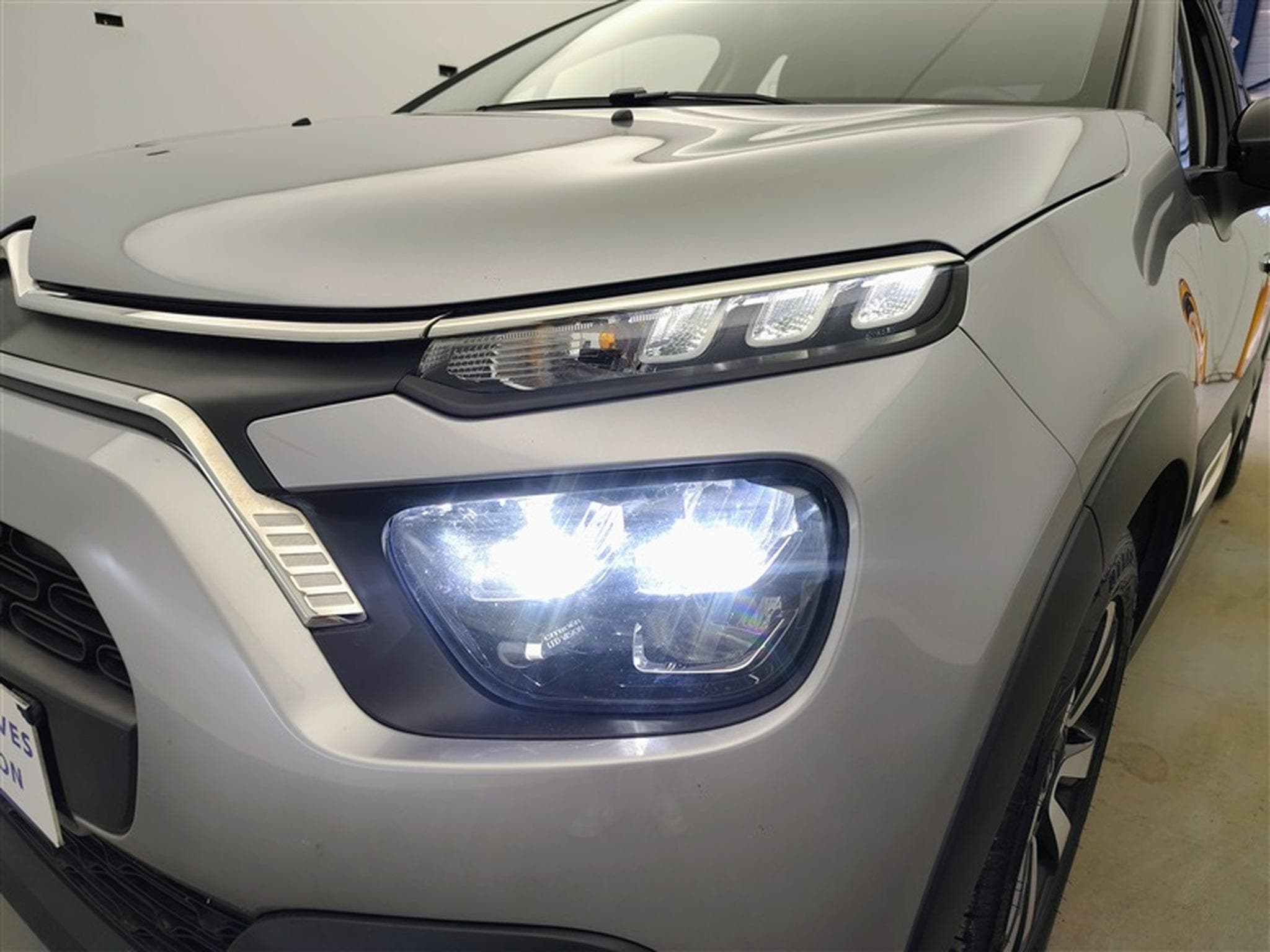 Citroën C3 1.2i PureTech Shine CARPLAY / FULL LED / JA 16" (2023) - Photo 15