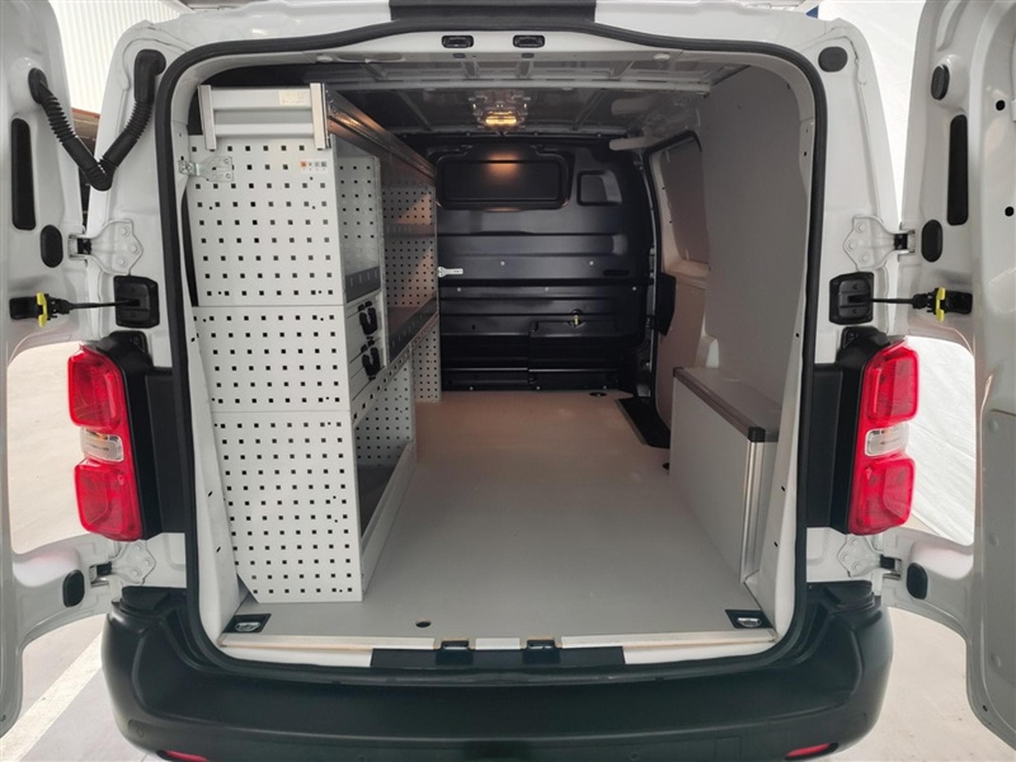 Peugeot Expert 2.0 BlueHDi L2  Premium EAT8 NAVI / CLIM / TEL (2023) - Photo 15