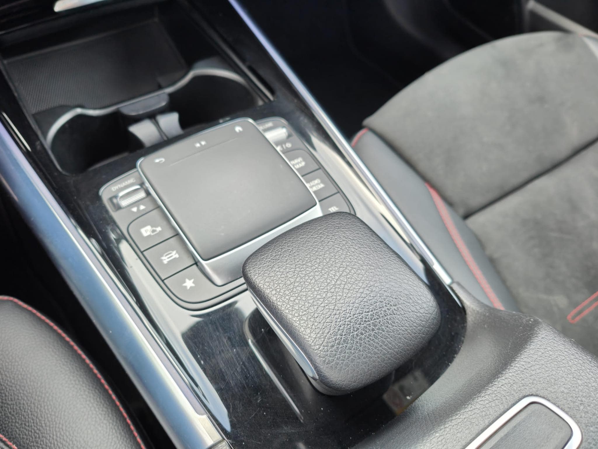 Mercedes GLA 200 GLA 200 7G-DCT PACK AMG CARPLAY GPS SIEGE CHAUFFANTS (2021) - Foto 14