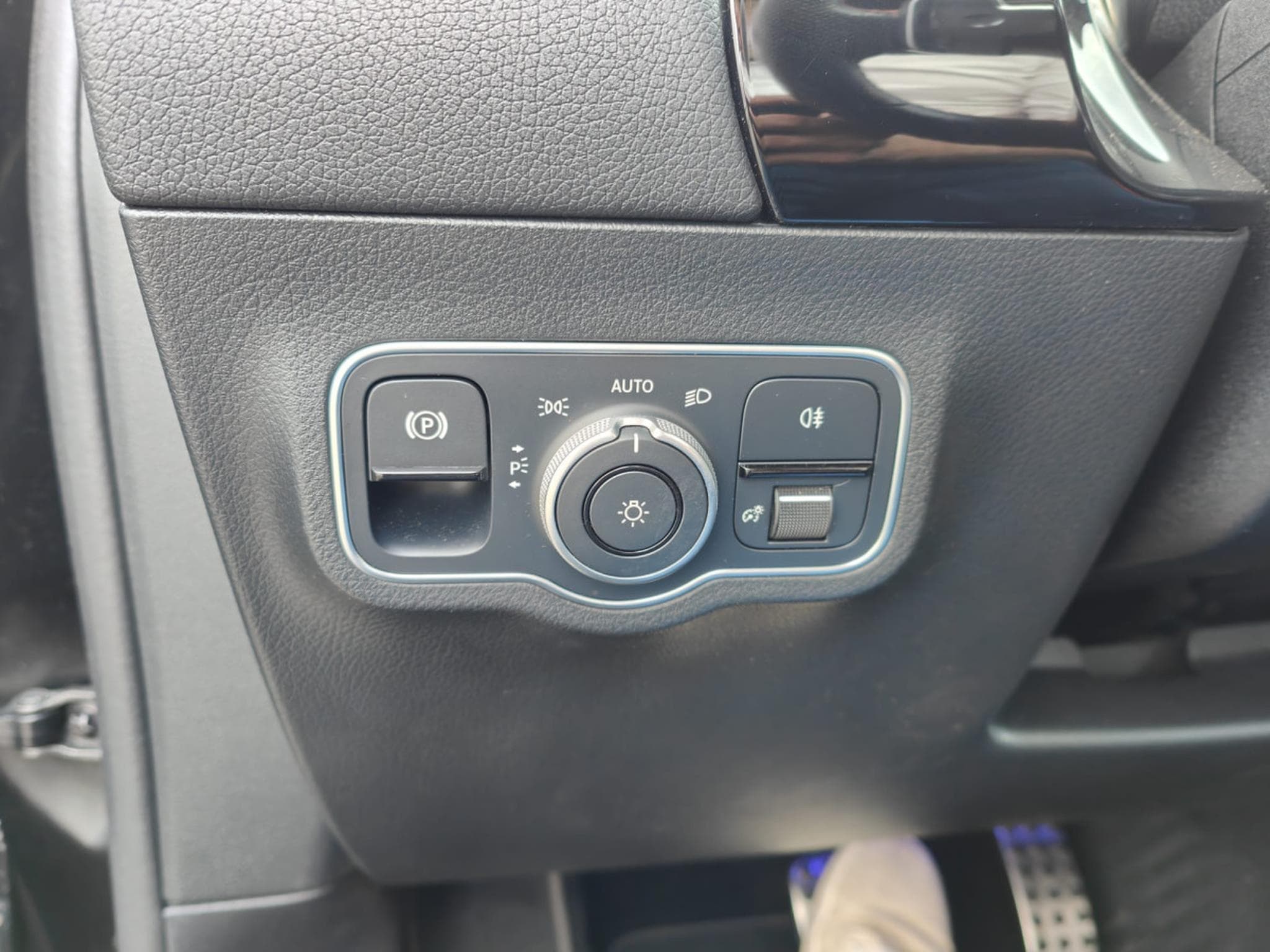 Mercedes GLA 200 GLA 200 7G-DCT PACK AMG CARPLAY GPS SIEGE CHAUFFANTS (2021) - Foto 24
