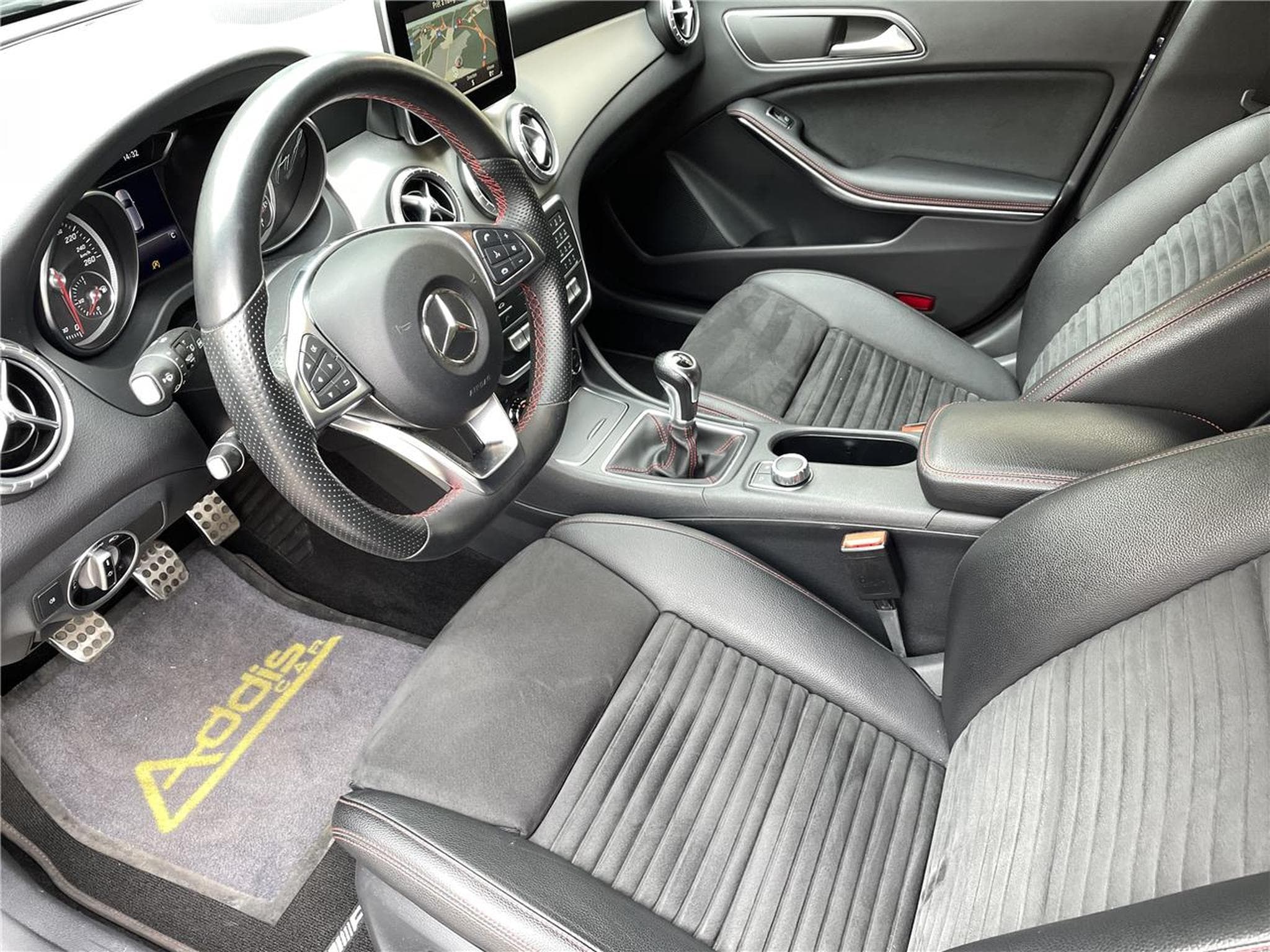 Mercedes CLA 180 122 CV SHOOTING BRAKE AMG LINE GPS CLA (2016) - Photo 10