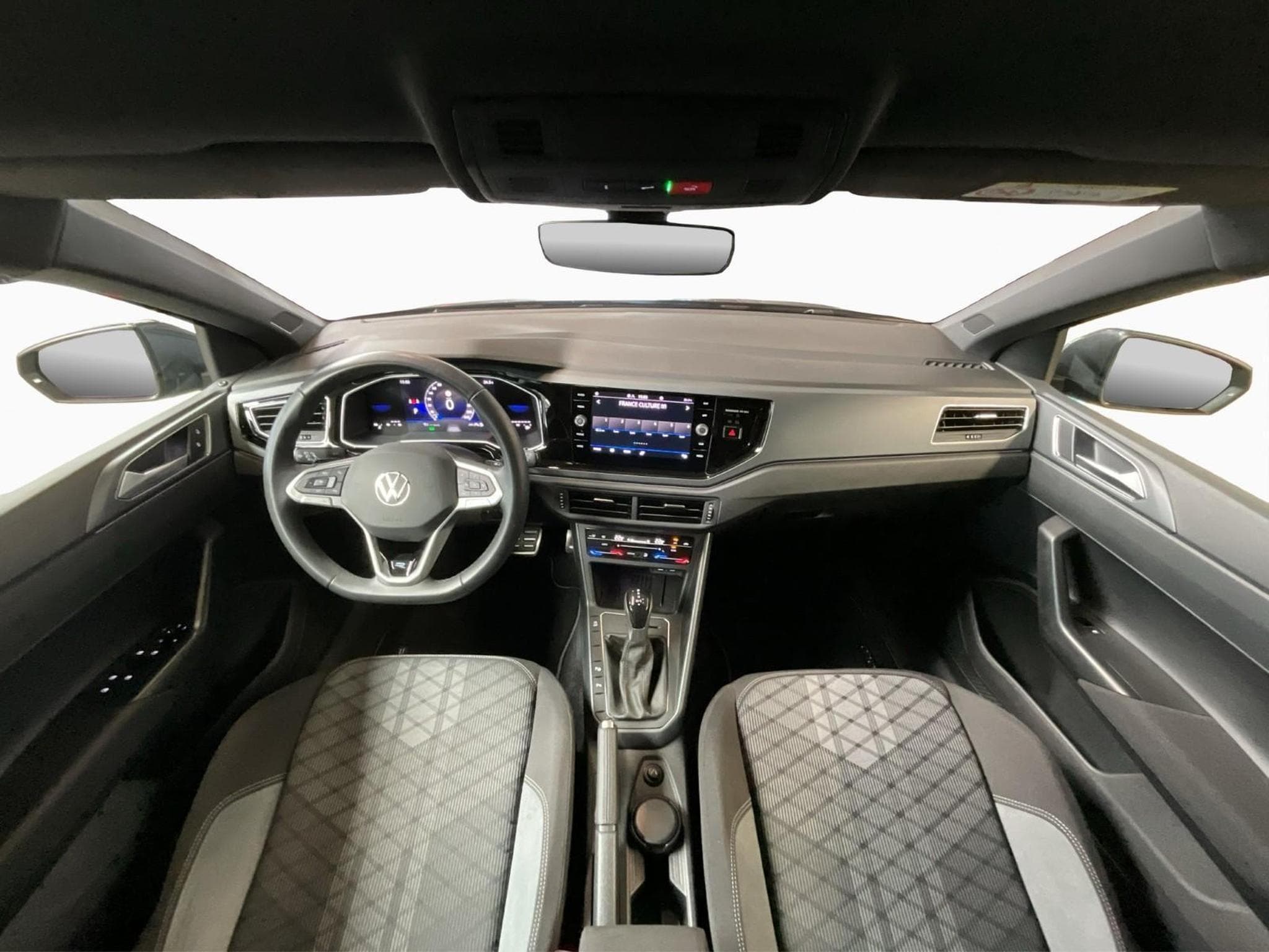 VW Polo R-Line+DSG+P.Assistance+P.Lumiere+Air-Care-Climatronic (2025) - Photo 2