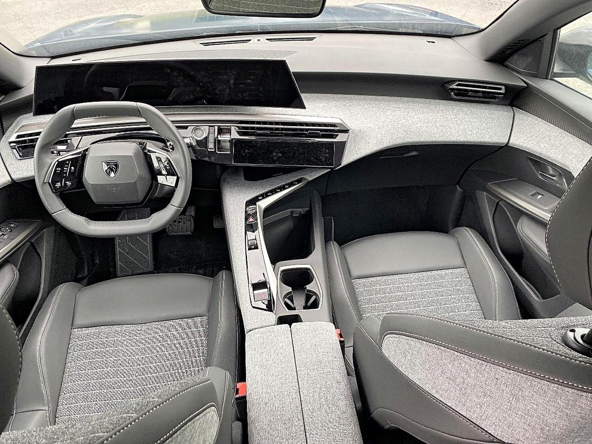 Peugeot 3008 1.2 HYBRID 145 ALLURE E-DCS6 (2025) - Photo 10