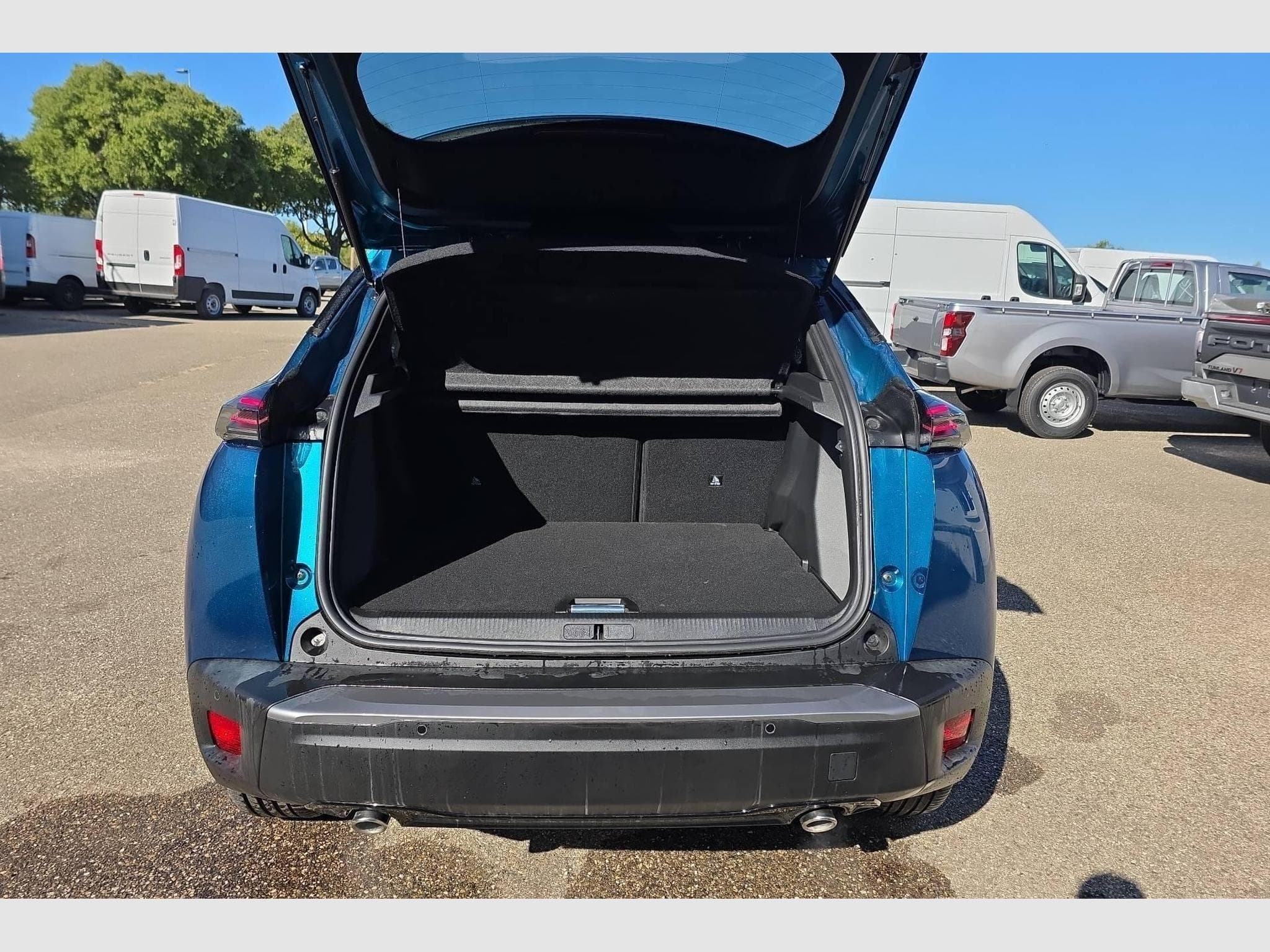 Peugeot 2008 Hybrid 145 e-DCS6 Allure (2026) - Foto 11