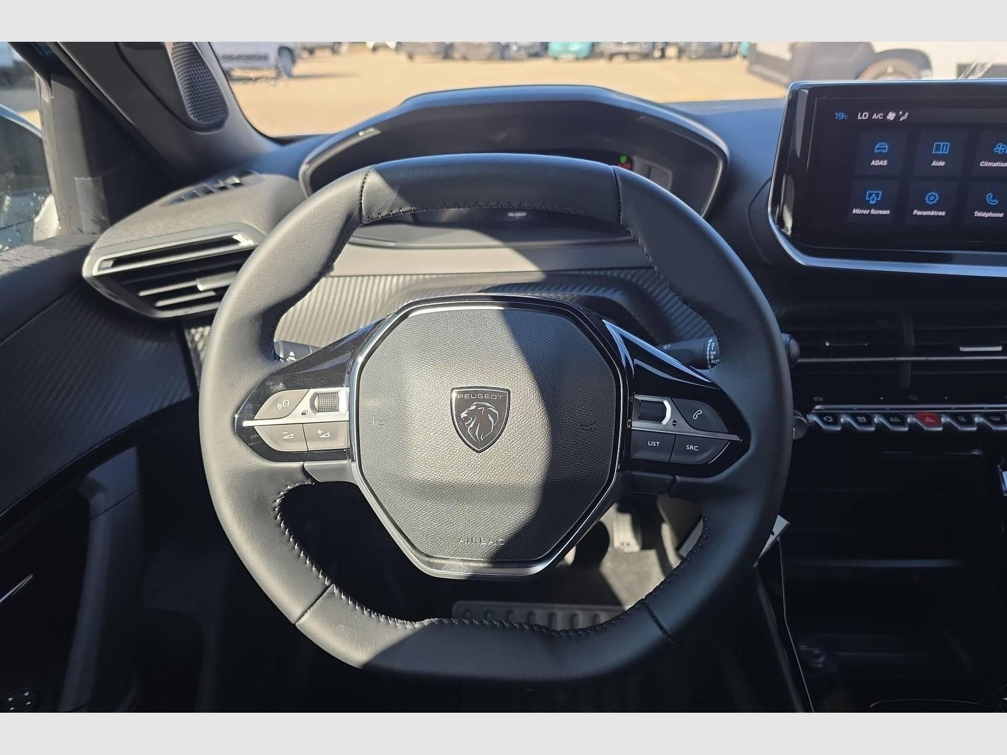 Peugeot 2008 Hybrid 145 e-DCS6 Allure (2026) - Foto 14