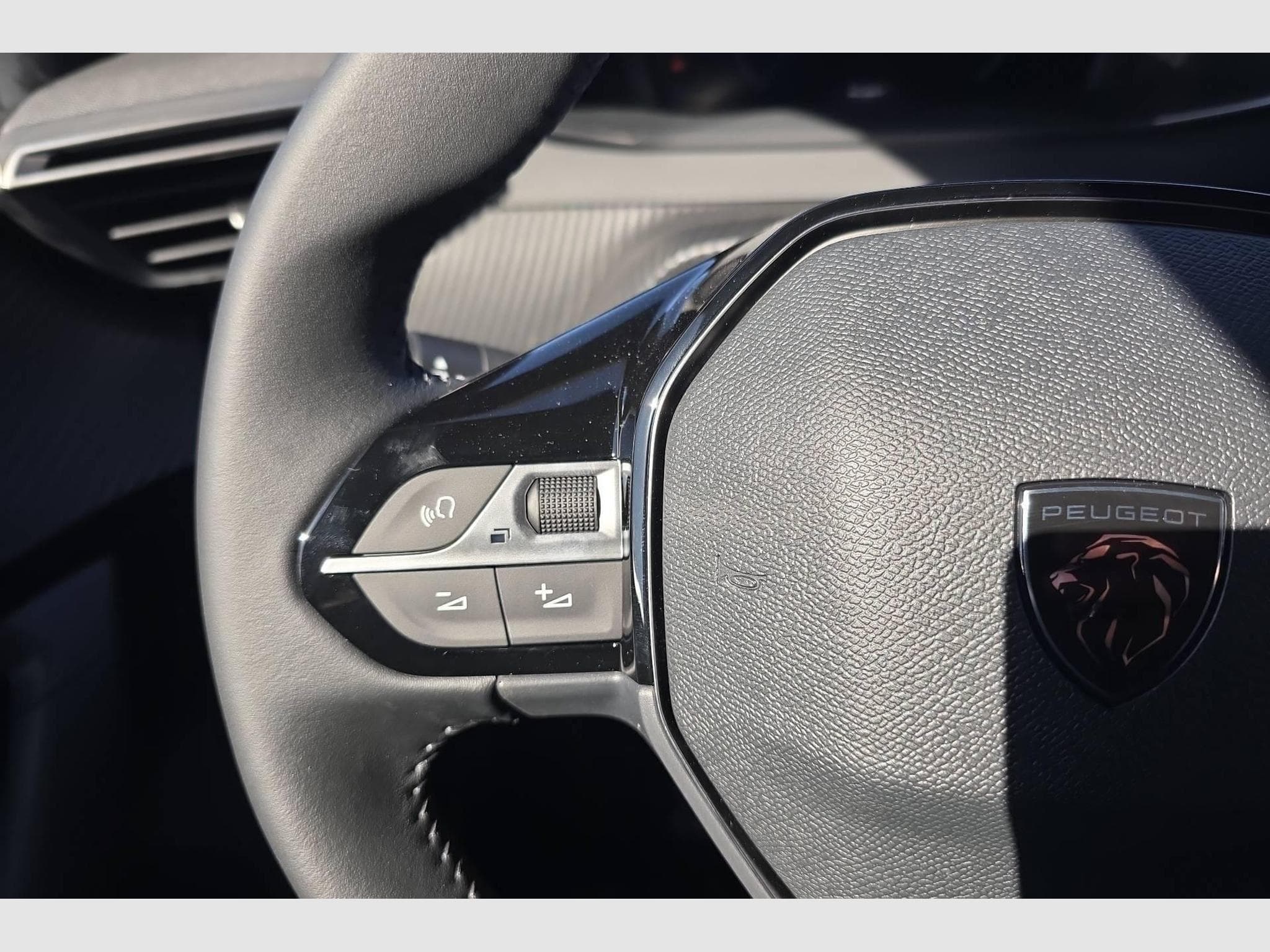 Peugeot 2008 Hybrid 145 e-DCS6 Allure (2026) - Foto 15
