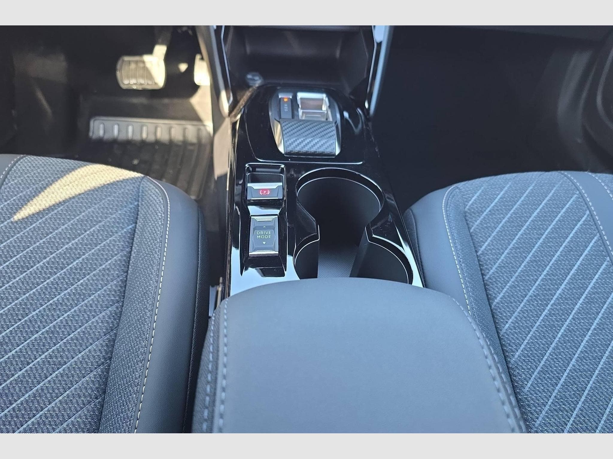Peugeot 2008 Hybrid 145 e-DCS6 Allure (2026) - Foto 17