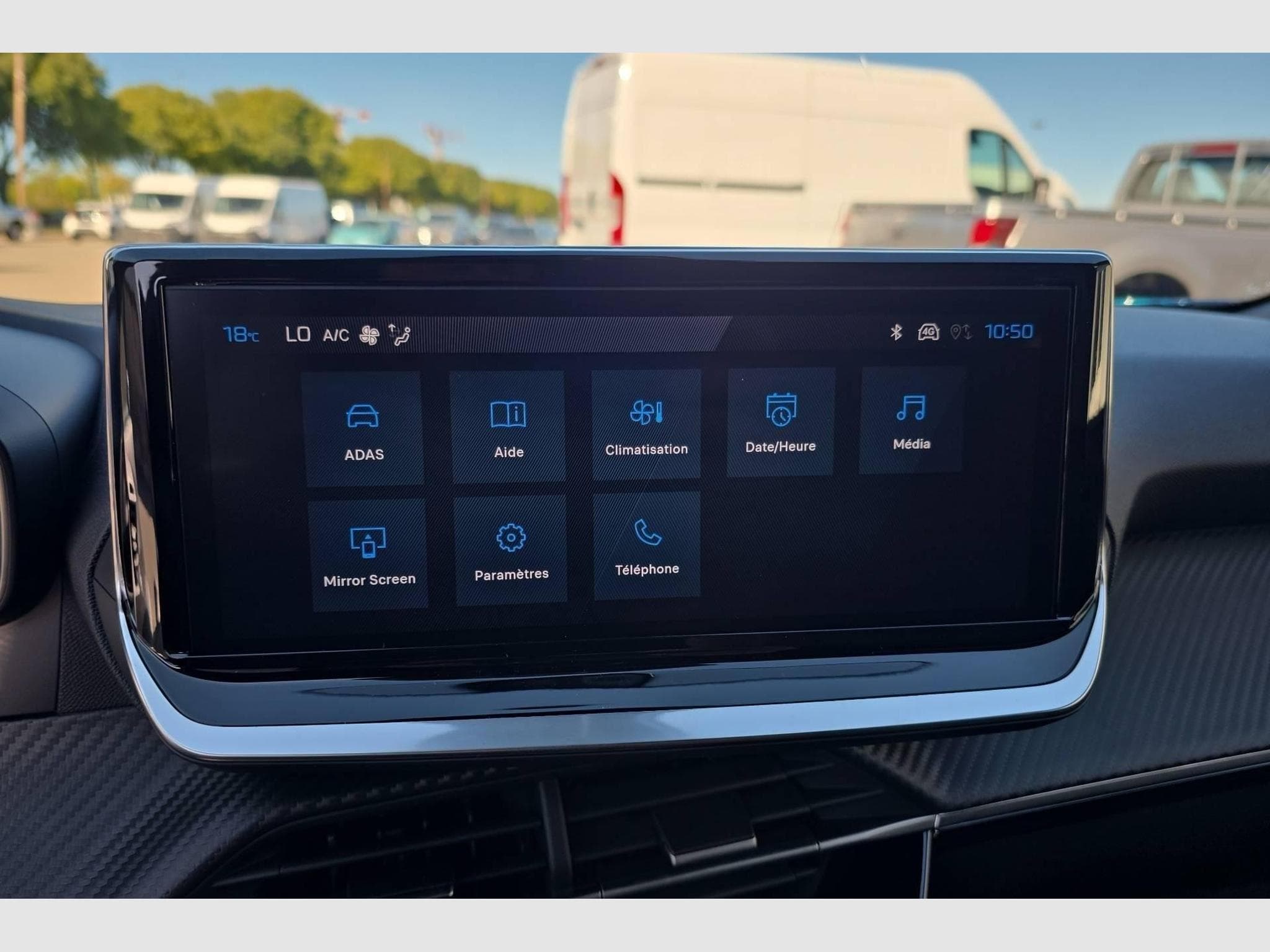 Peugeot 2008 Hybrid 145 e-DCS6 Allure (2026) - Foto 19