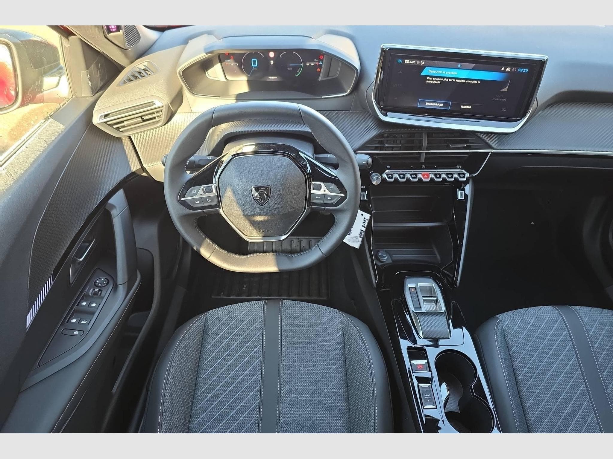 Peugeot 2008 Hybrid 145 e-DCS6 Allure (2026) - Foto 13