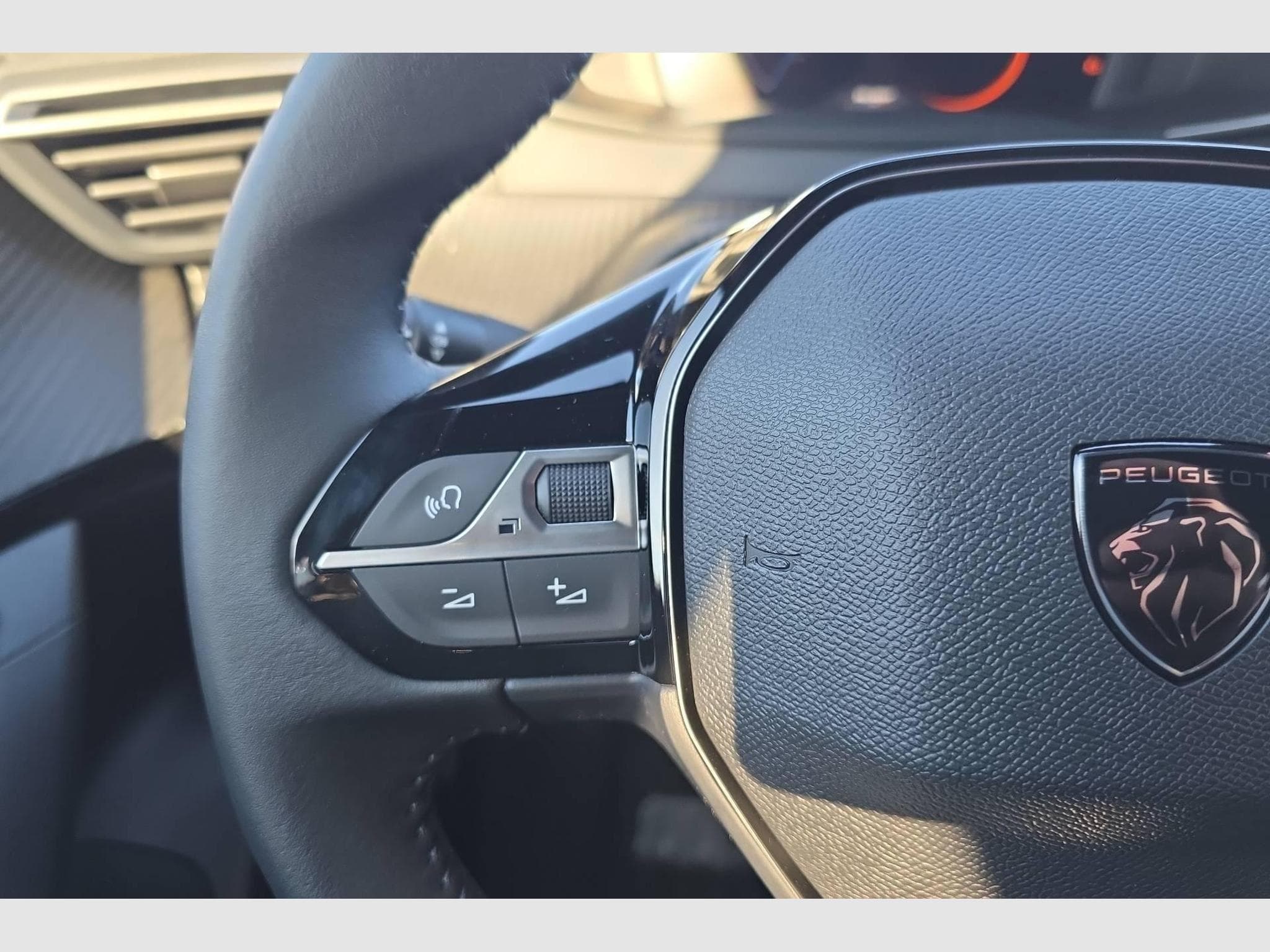 Peugeot 2008 Hybrid 145 e-DCS6 Allure (2026) - Foto 15