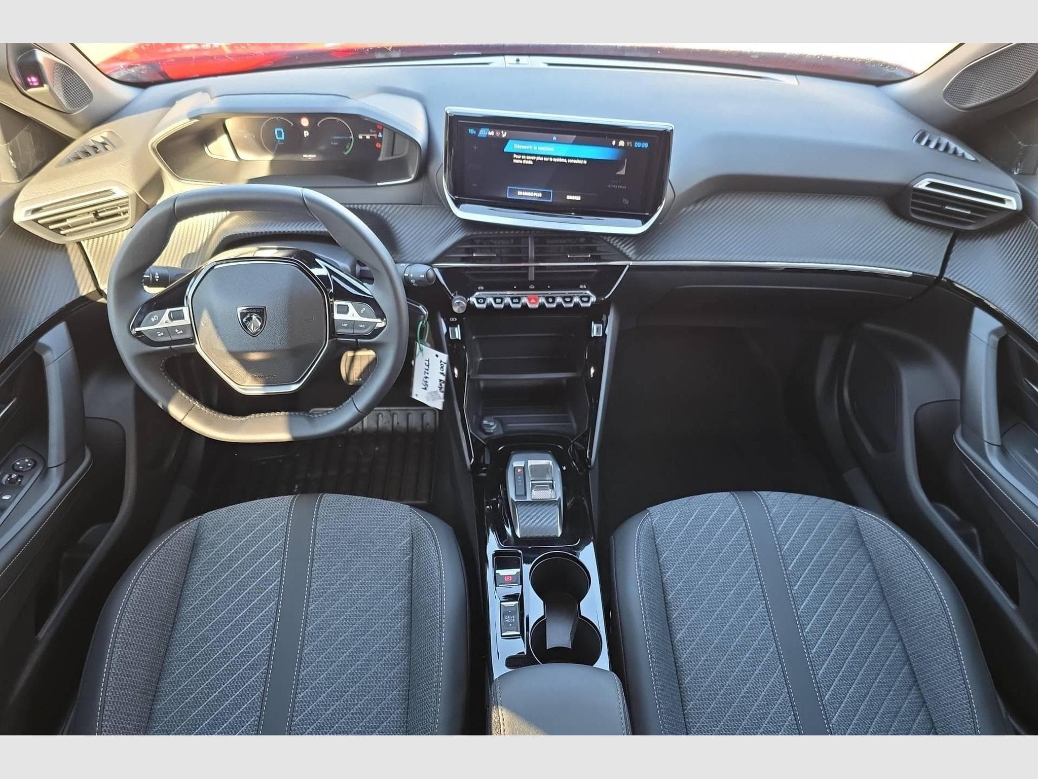 Peugeot 2008 Hybrid 145 e-DCS6 Allure (2026) - Foto 12