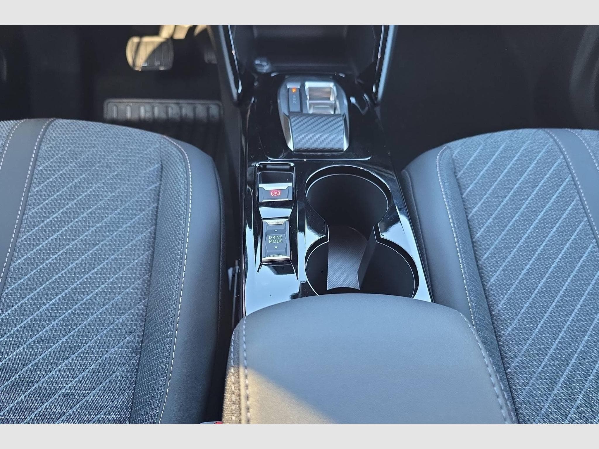 Peugeot 2008 Hybrid 145 e-DCS6 Allure (2026) - Foto 17