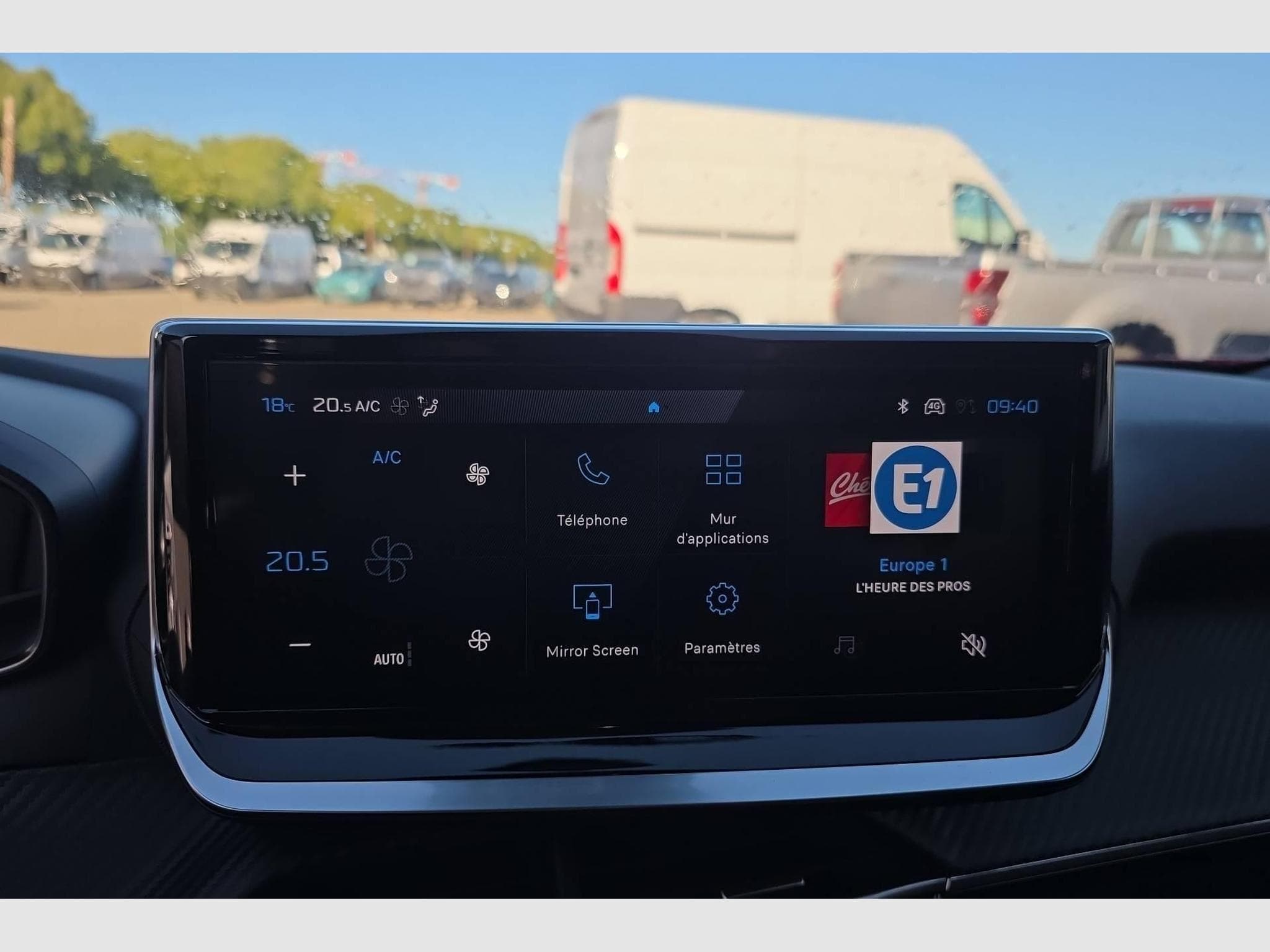 Peugeot 2008 Hybrid 145 e-DCS6 Allure (2026) - Foto 19