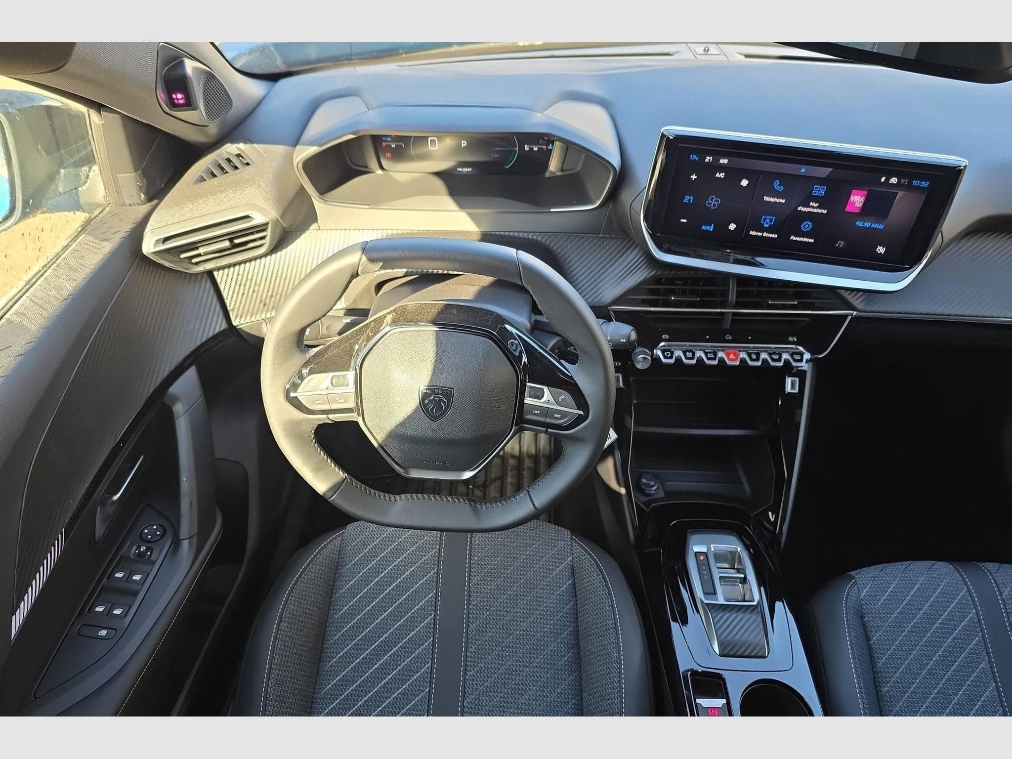 Peugeot 2008 Hybrid 145 e-DCS6 Allure (2026) - Foto 13