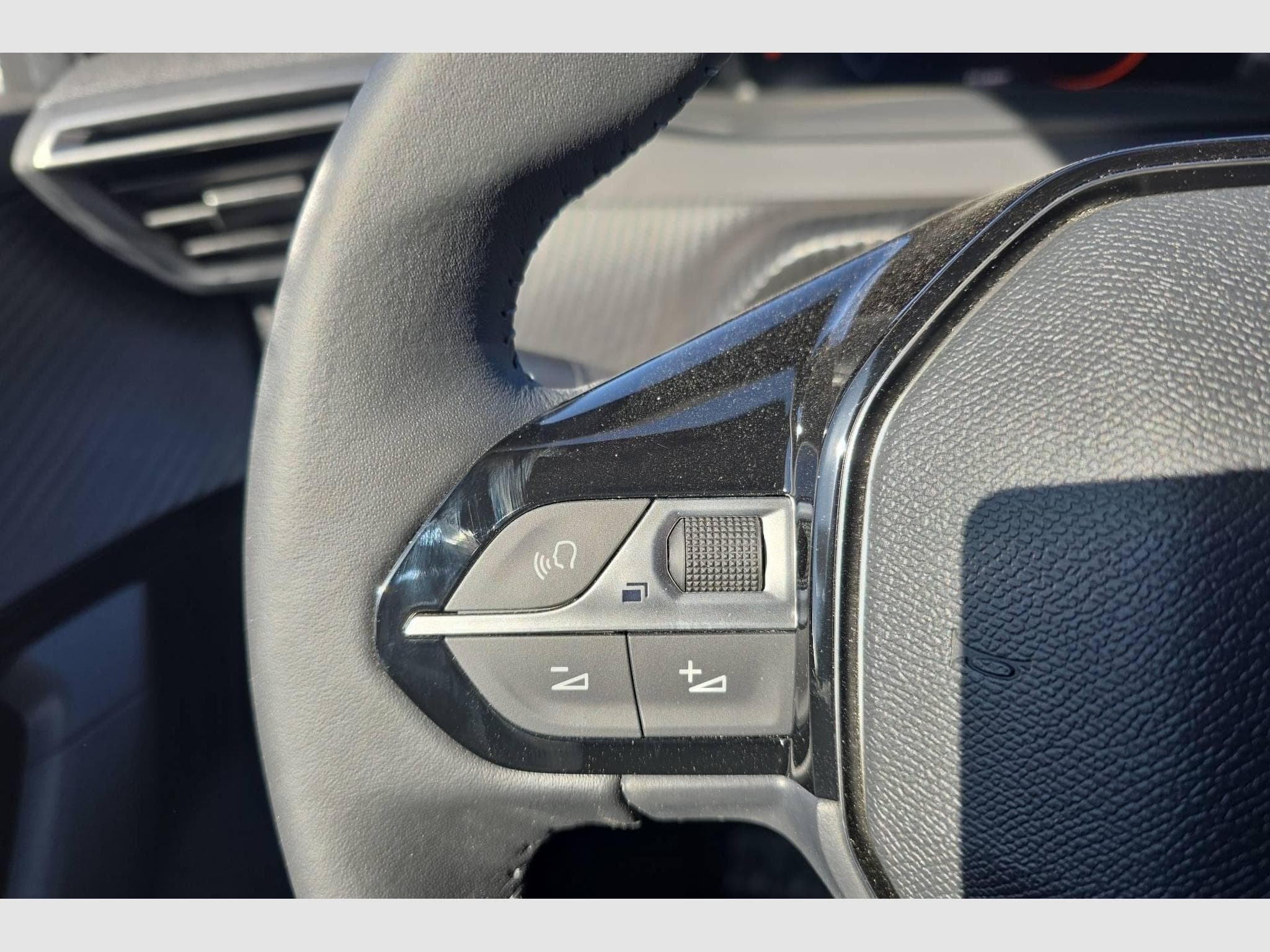 Peugeot 2008 Hybrid 145 e-DCS6 Allure (2026) - Foto 14