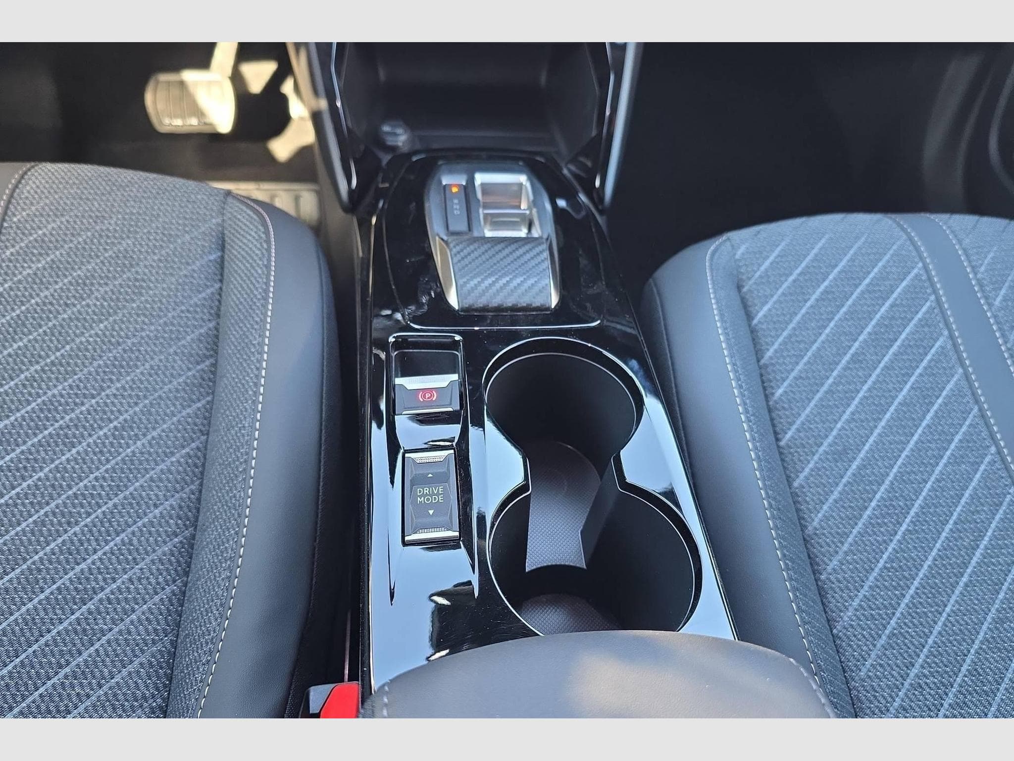Peugeot 2008 Hybrid 145 e-DCS6 Allure (2026) - Foto 16