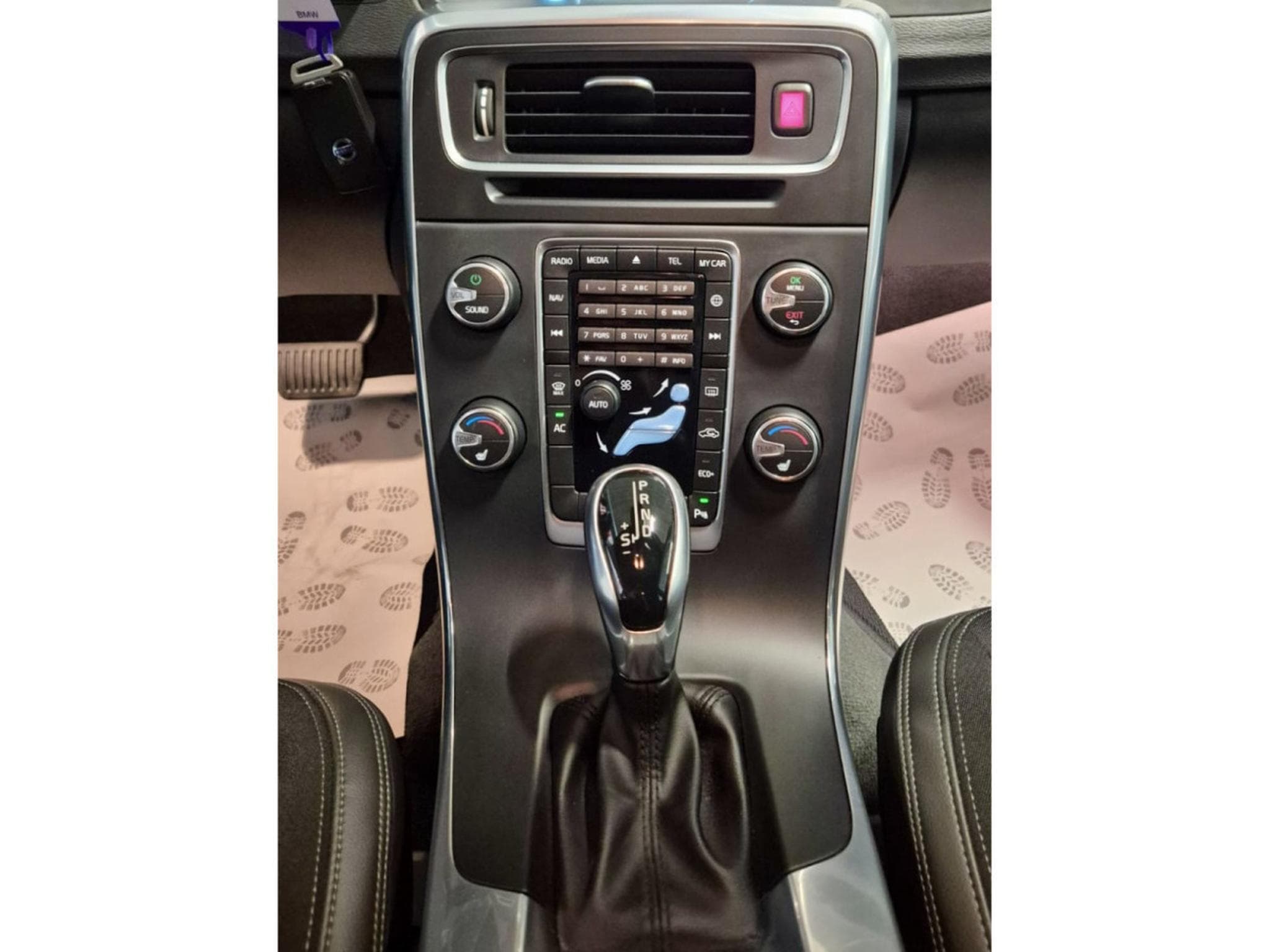 Volvo V60 D3 GEARTRONIC CUIR NAVI (2016) - Photo 9