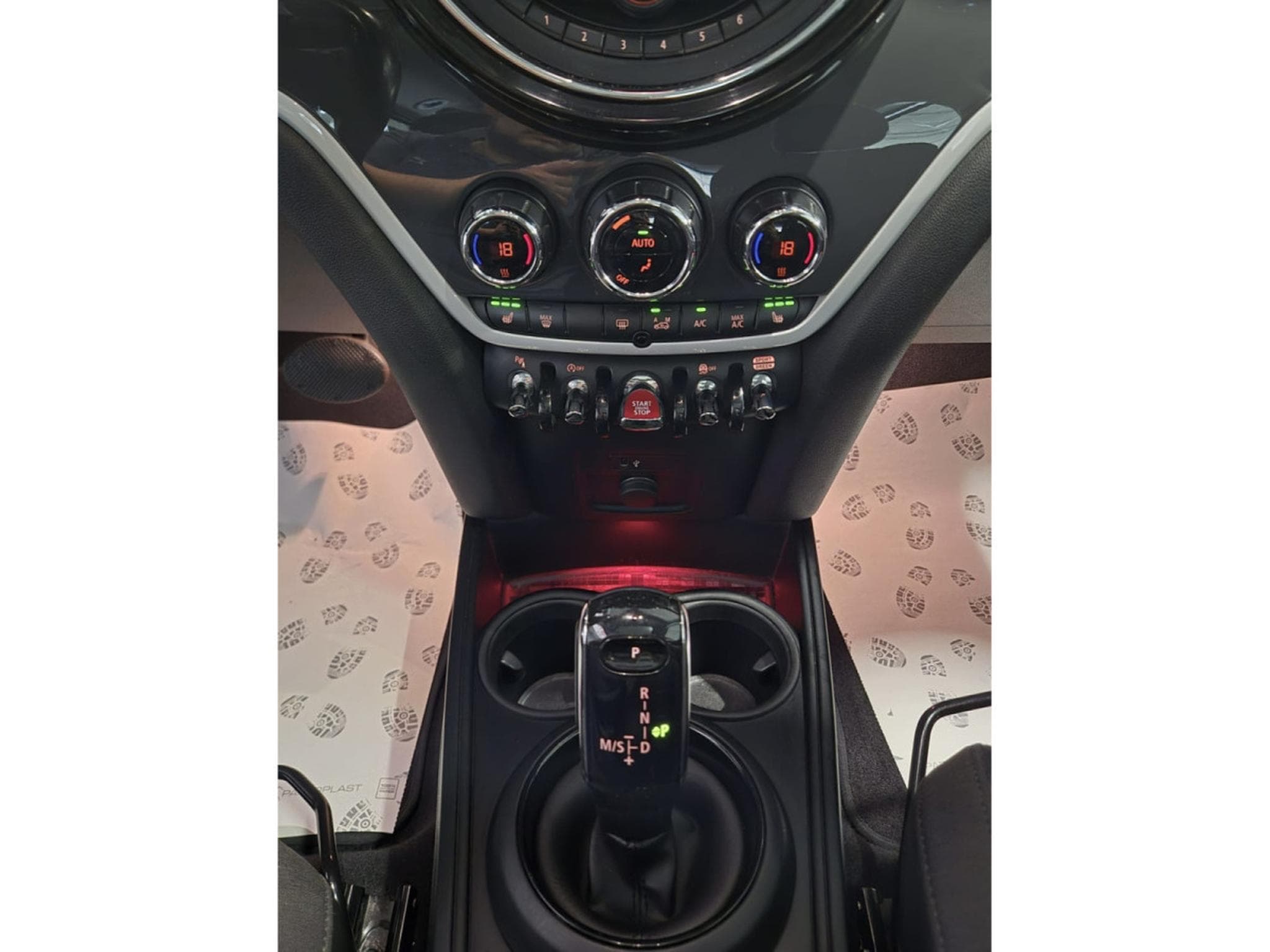 Mini Countryman Cooper SD ALL4 HEAD UP PANO LED NAVI (2018) - Photo 10
