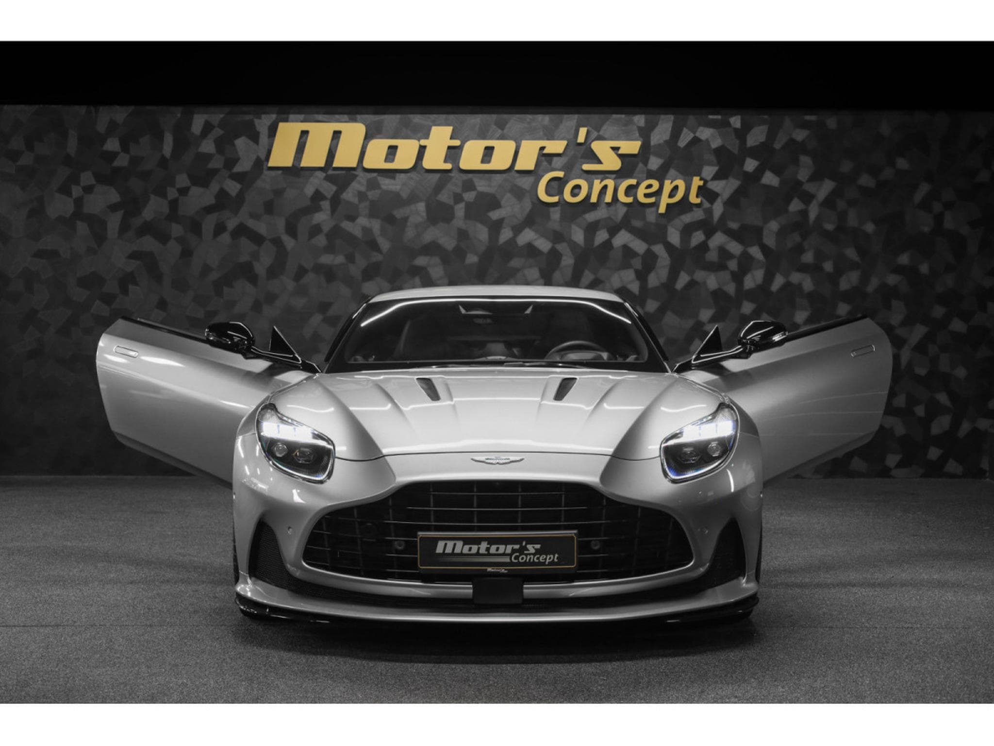 Aston-Martin DB12 V8 Twin Turbo - ALUMINITE SILVER (2024) - Photo 4
