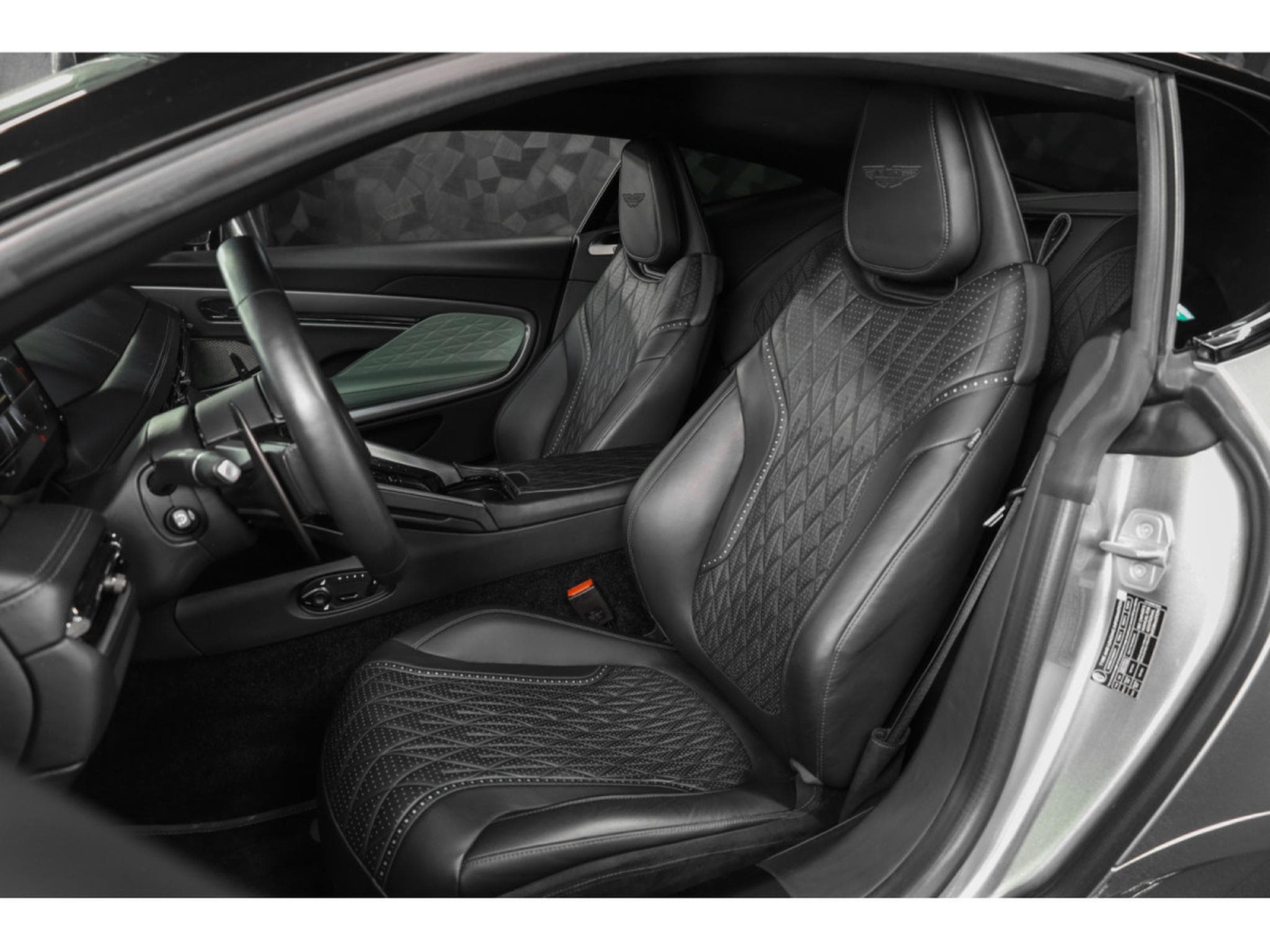Aston-Martin DB12 V8 Twin Turbo - ALUMINITE SILVER (2024) - Photo 9