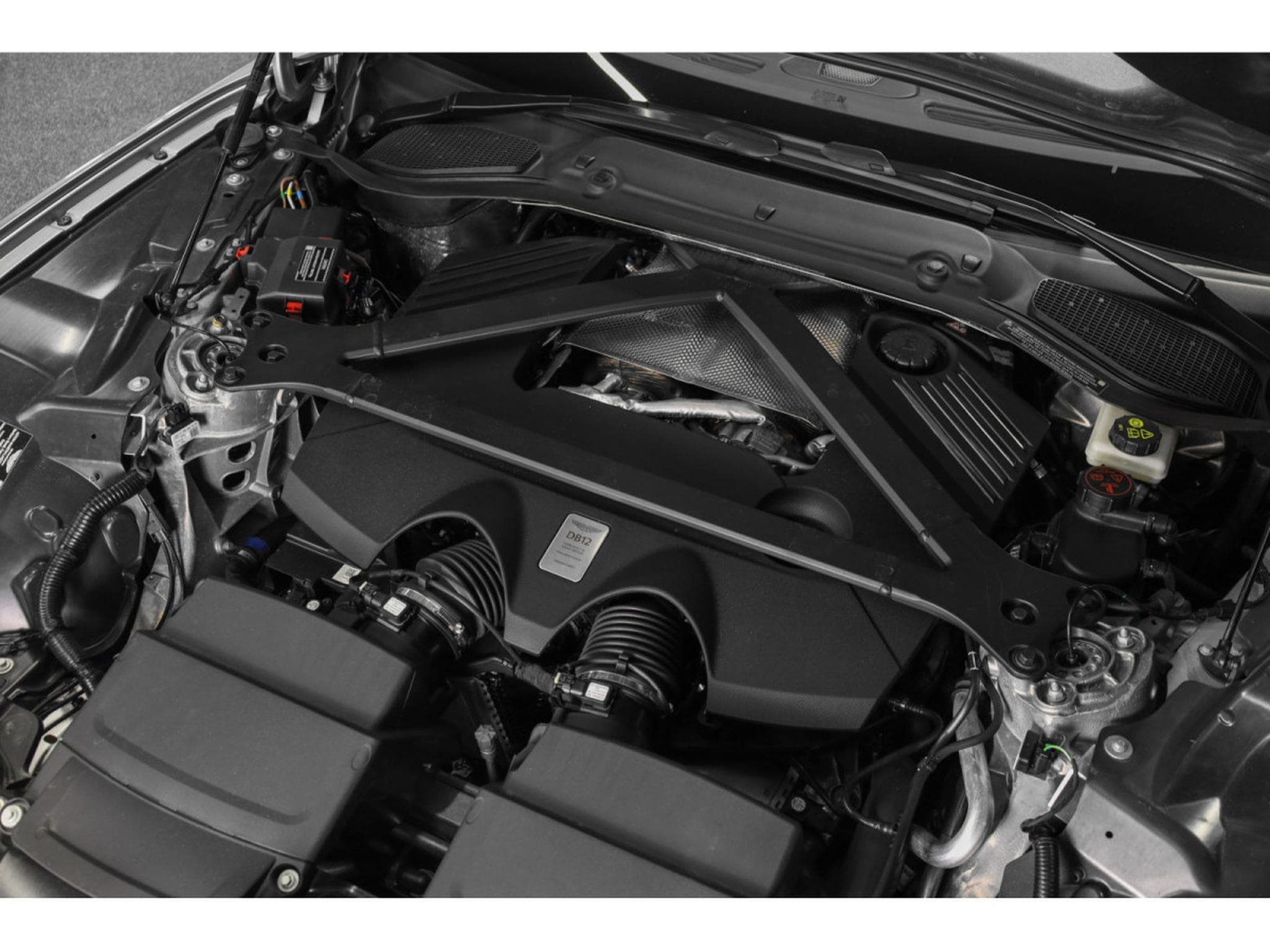 Aston-Martin DB12 V8 Twin Turbo - ALUMINITE SILVER (2024) - Photo 26