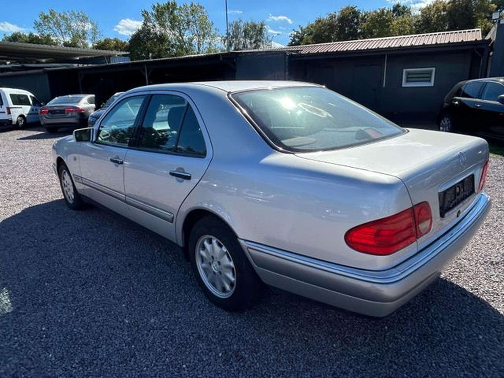 Mercedes E 200 E 200 Lim. *TÜV Neu* Steuerkette Neu*Klimaautom* (1998) - Foto 6
