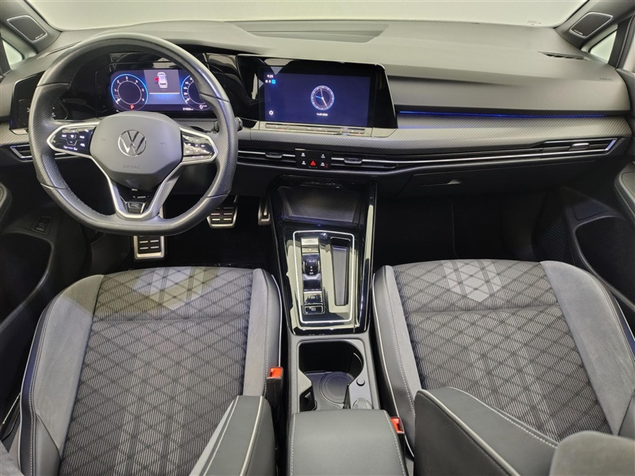 VW Golf 2.0 TDi R-Line Business Premium DSG (2024) - Photo 8