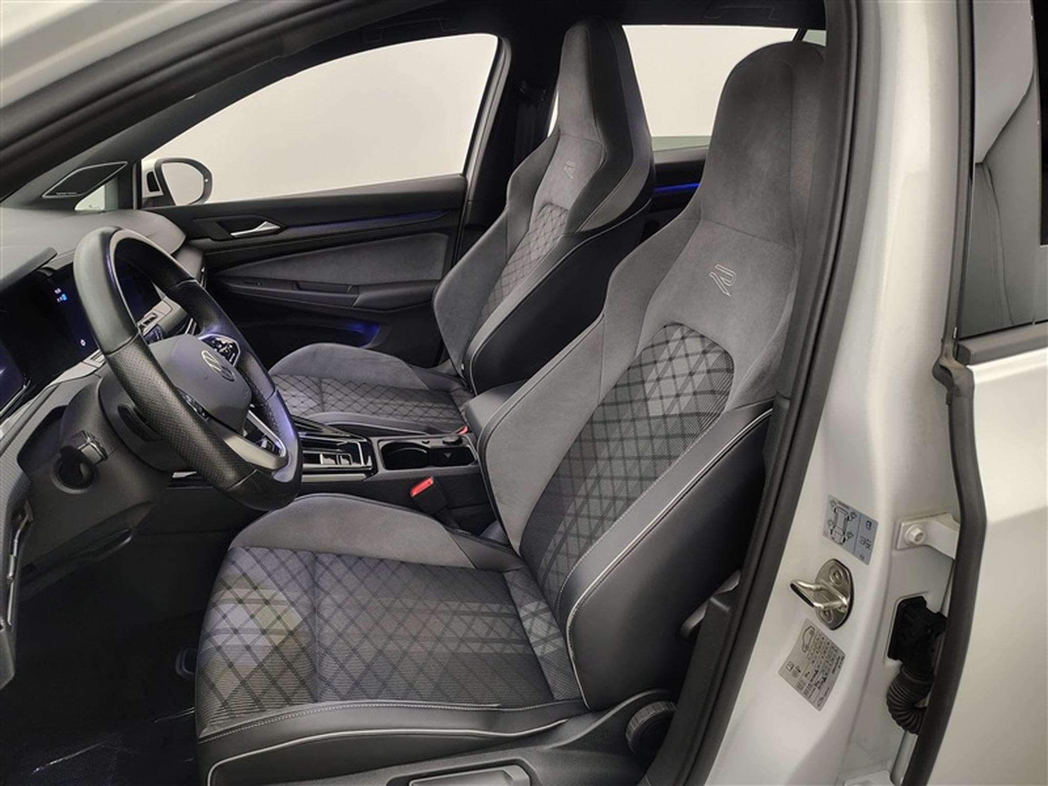 VW Golf 2.0 TDi R-Line Business Premium DSG (2024) - Photo 7