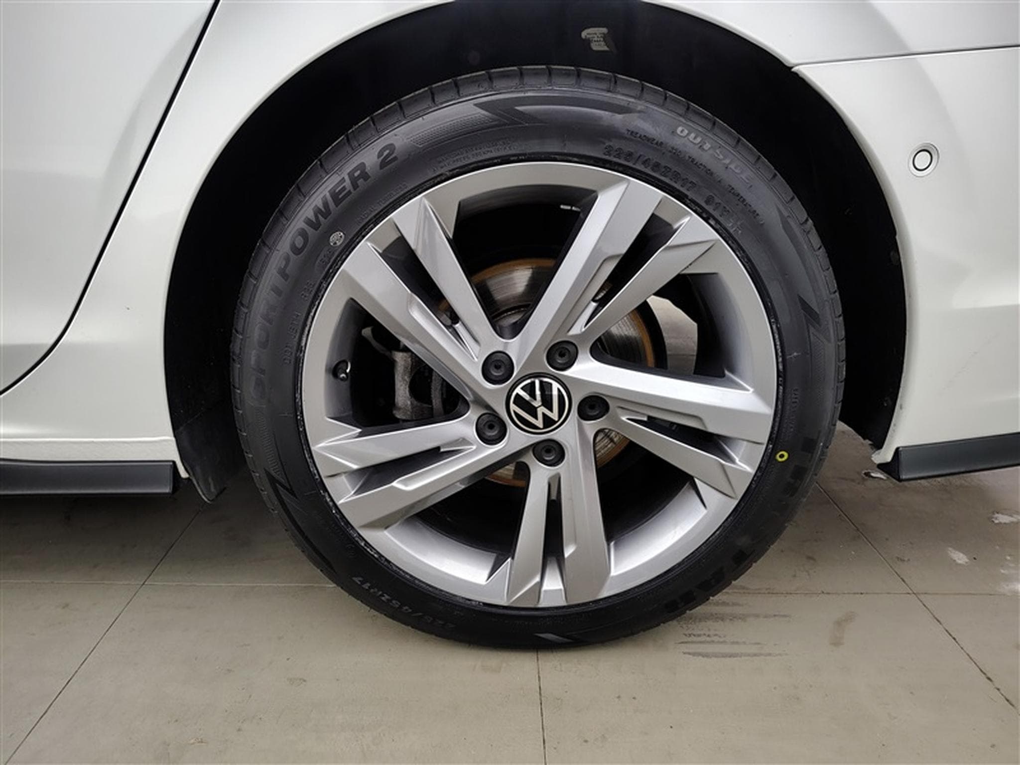 VW Golf 2.0 TDi R-Line Business Premium DSG (2024) - Photo 6