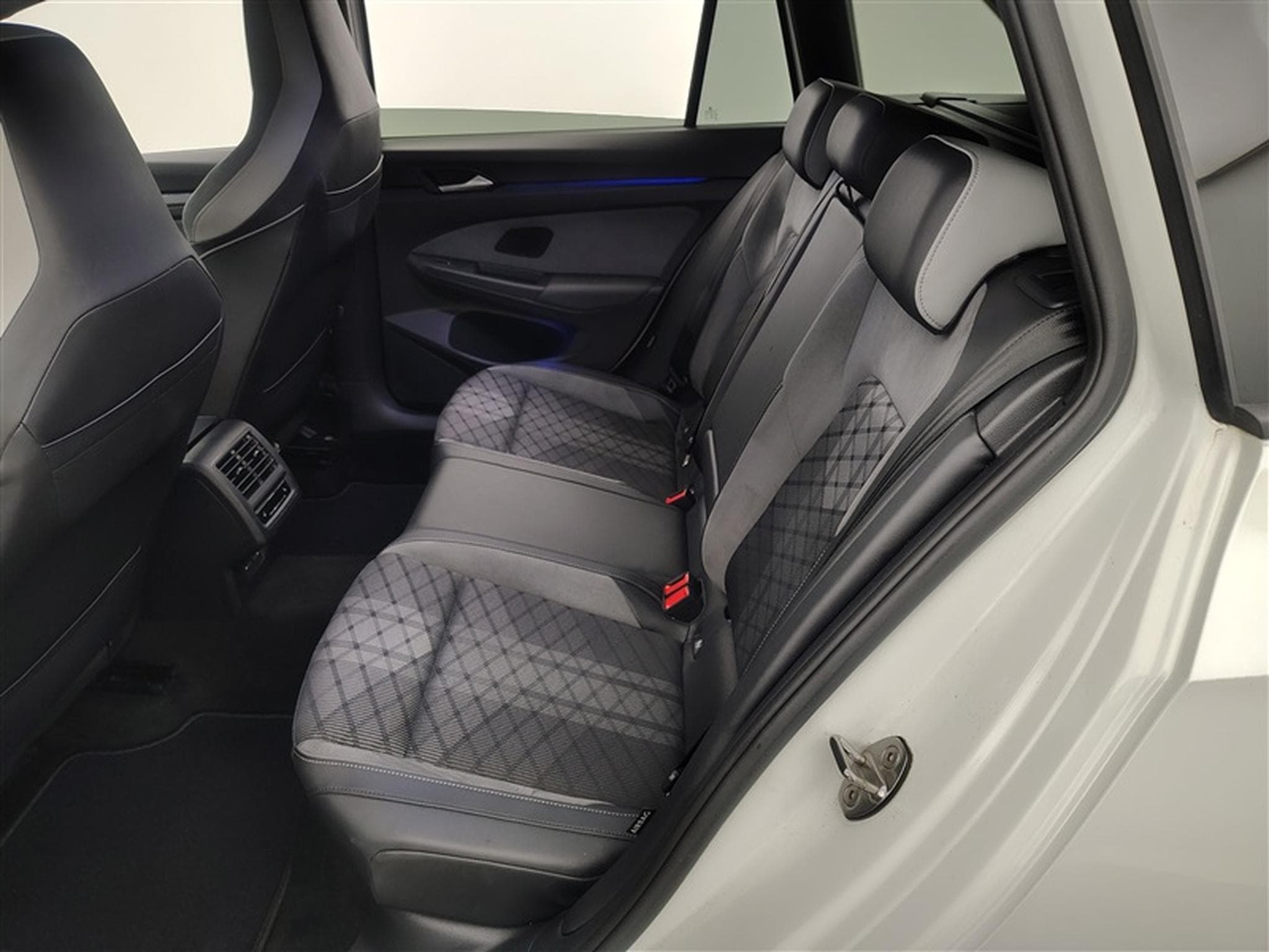 VW Golf 2.0 TDi R-Line Business Premium DSG (2024) - Photo 13