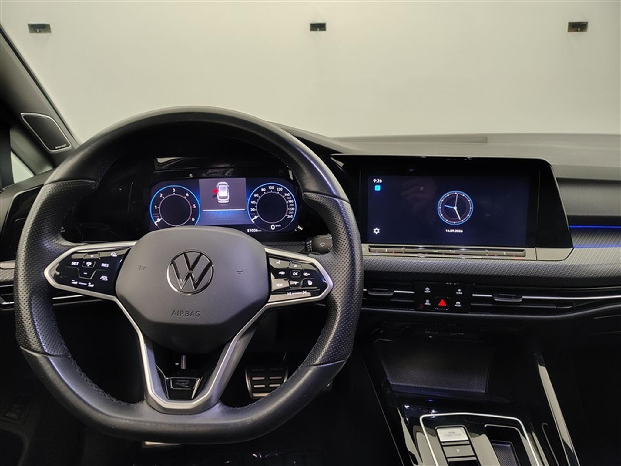 VW Golf 2.0 TDi R-Line Business Premium DSG (2024) - Photo 9
