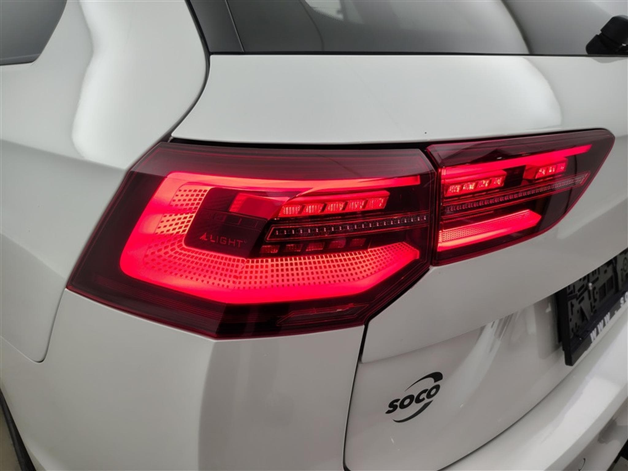 VW Golf 2.0 TDi R-Line Business Premium DSG (2024) - Photo 16