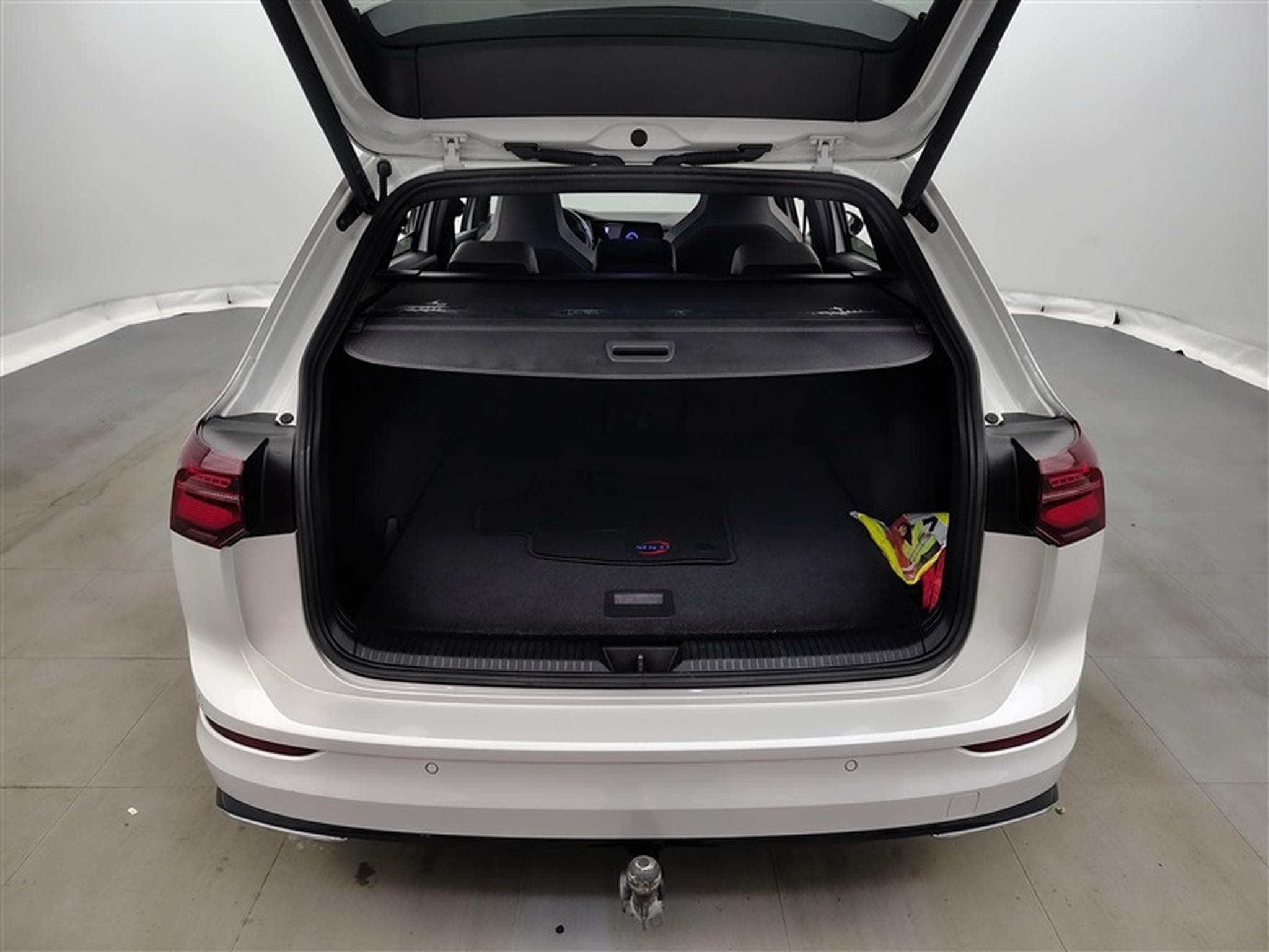 VW Golf 2.0 TDi R-Line Business Premium DSG (2024) - Photo 14