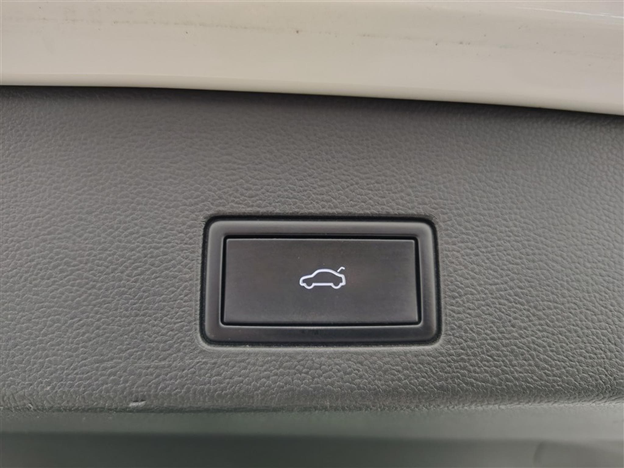 VW Golf 2.0 TDi R-Line Business Premium DSG (2024) - Photo 19