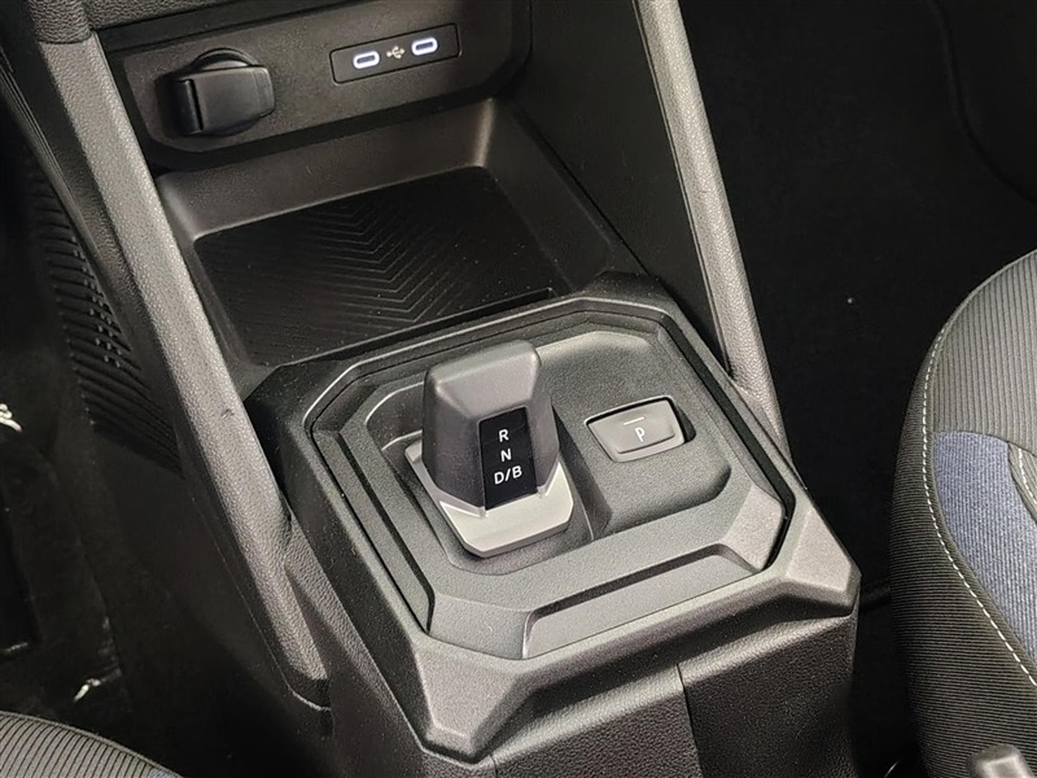 Dacia Duster 1.6 Hybrid EDC CARPLAY / CLIM / FULL LED (2025) - Photo 12