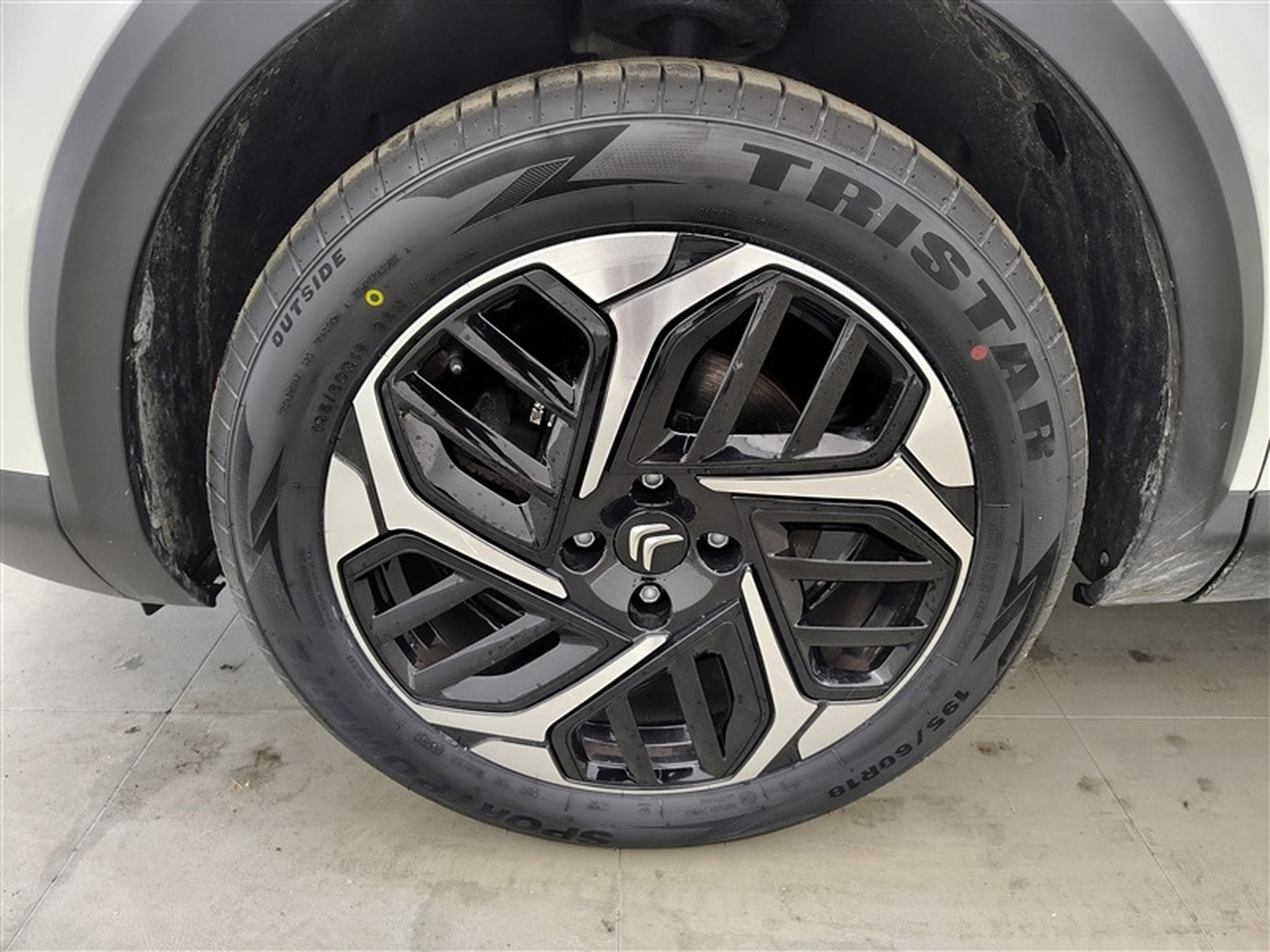 Citroen C4 1.2 PureTech Feel *NAVI/T.OUV/FULL LED/CAM360/PDC* (2023) - Photo 6