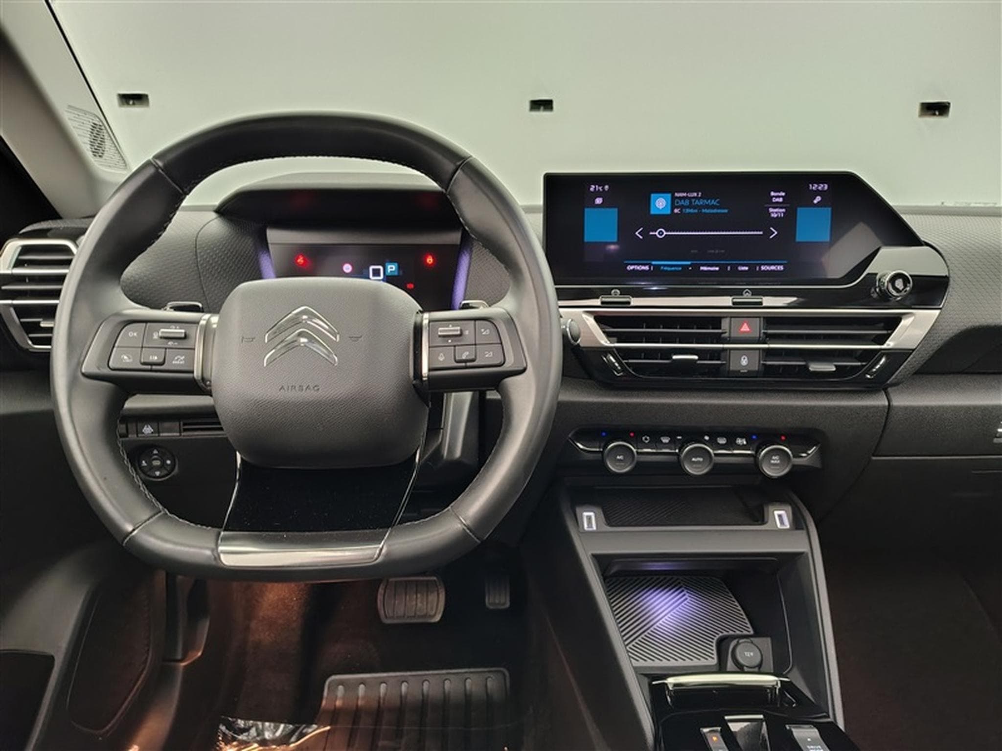 Citroen C4 1.2 PureTech Feel *NAVI/T.OUV/FULL LED/CAM360/PDC* (2023) - Photo 9