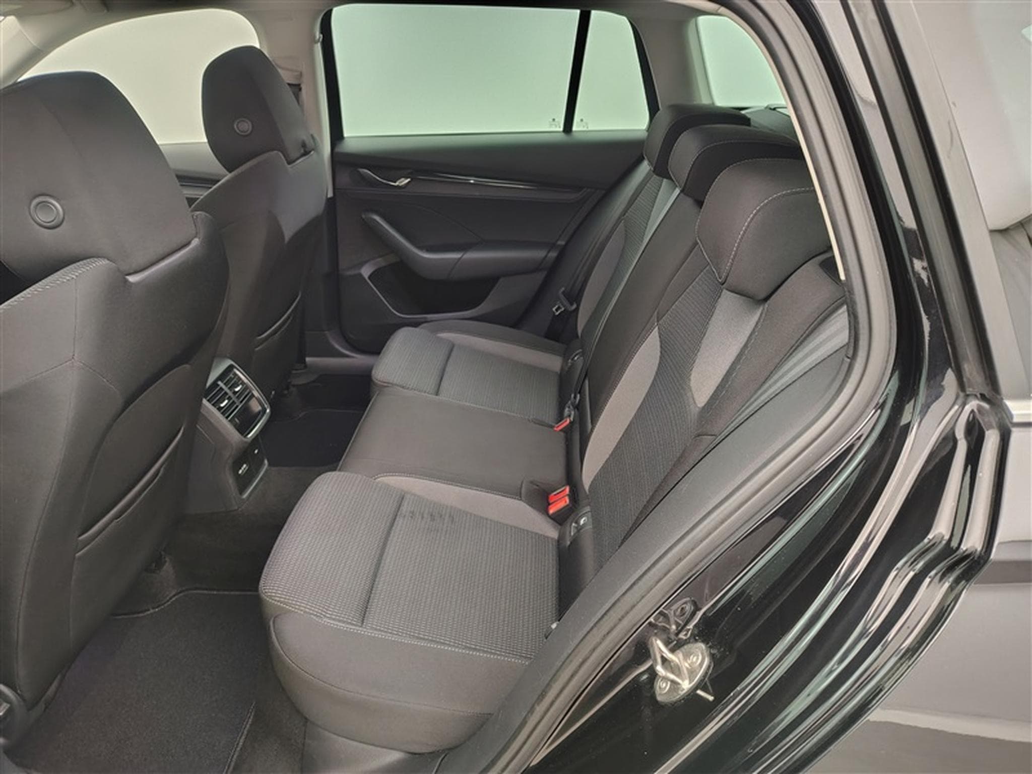 Skoda Octavia SW 1.0 TSI Clever+ NAVI / FULL LED / CLIM (2022) - Photo 13