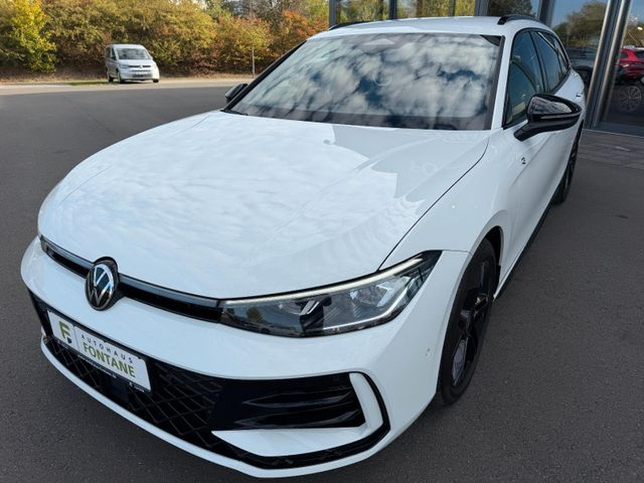 VW Passat Passat Variant 2.0TDI 4Motion R-Line AHK Standhz (2024) - Photo 2
