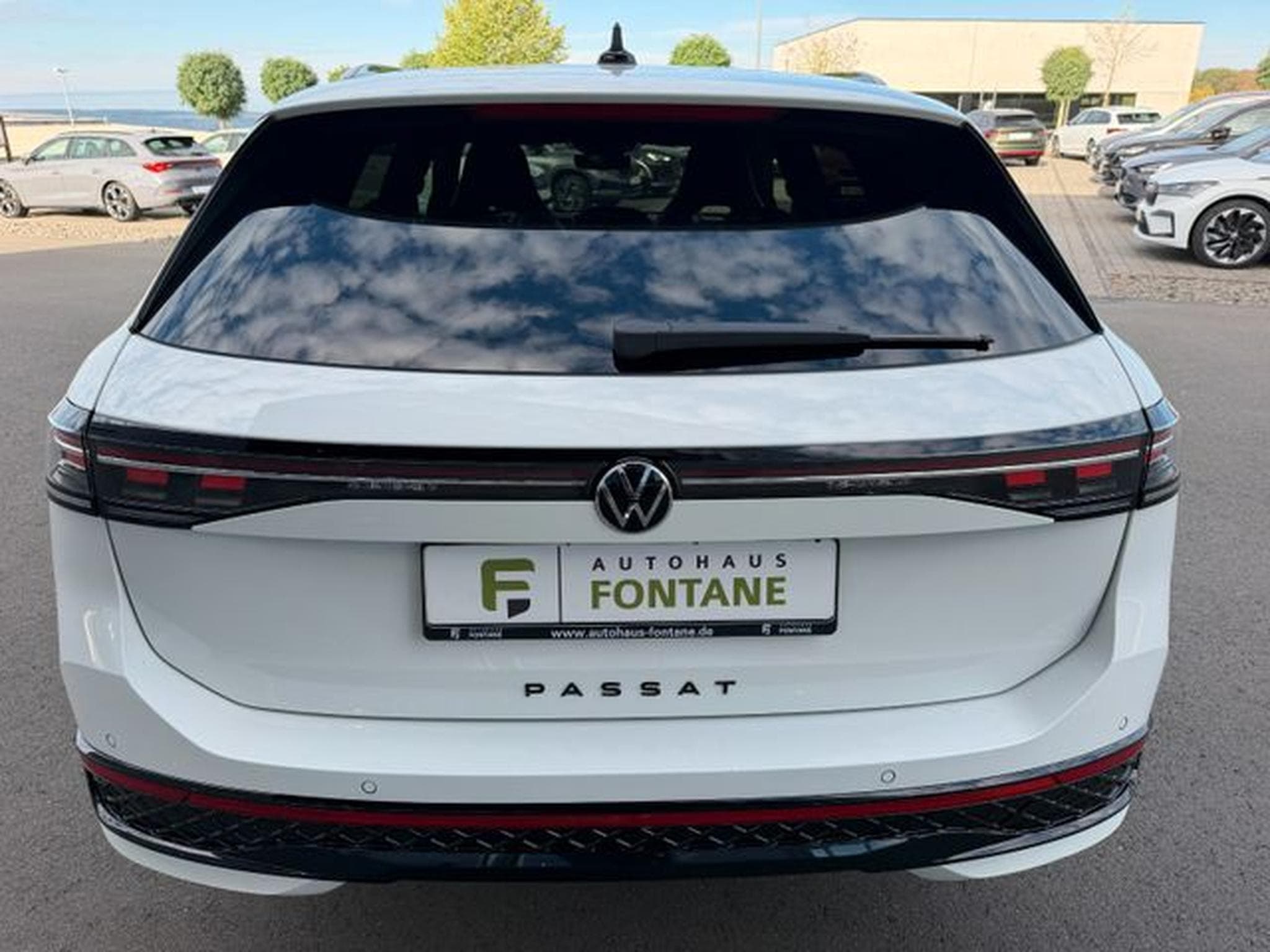 VW Passat Passat Variant 2.0TDI 4Motion R-Line AHK Standhz (2024) - Photo 7