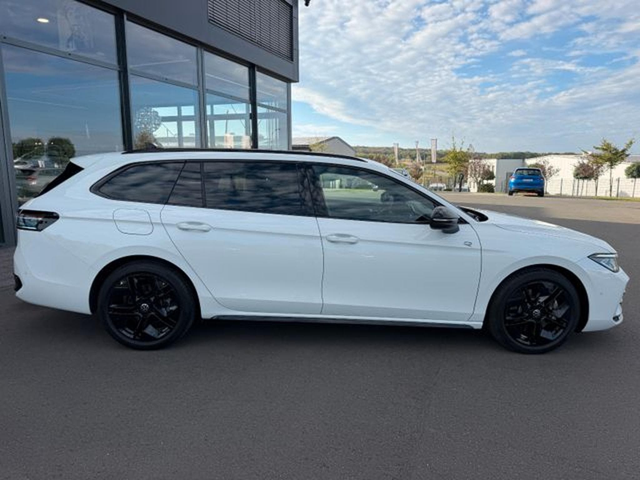 VW Passat Passat Variant 2.0TDI 4Motion R-Line AHK Standhz (2024) - Photo 5