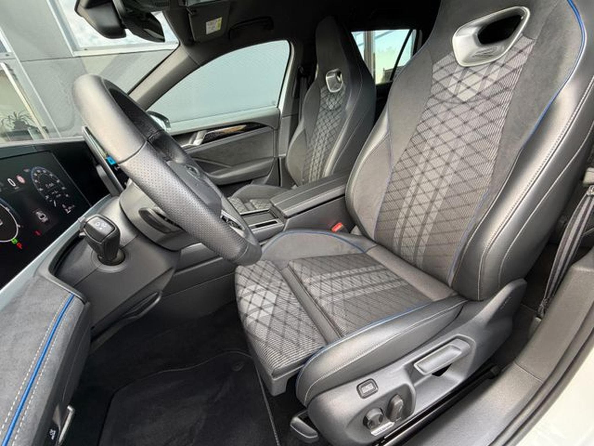 VW Passat Passat Variant 2.0TDI 4Motion R-Line AHK Standhz (2024) - Photo 10