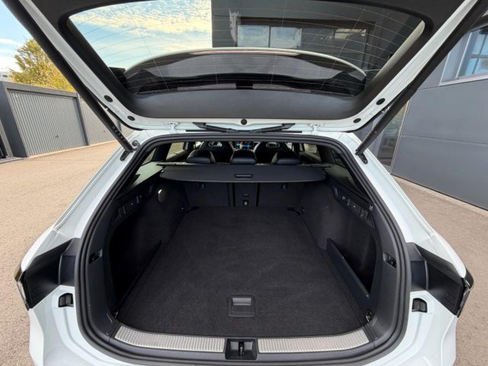 VW Passat Passat Variant 2.0TDI 4Motion R-Line AHK Standhz (2024) - Photo 13
