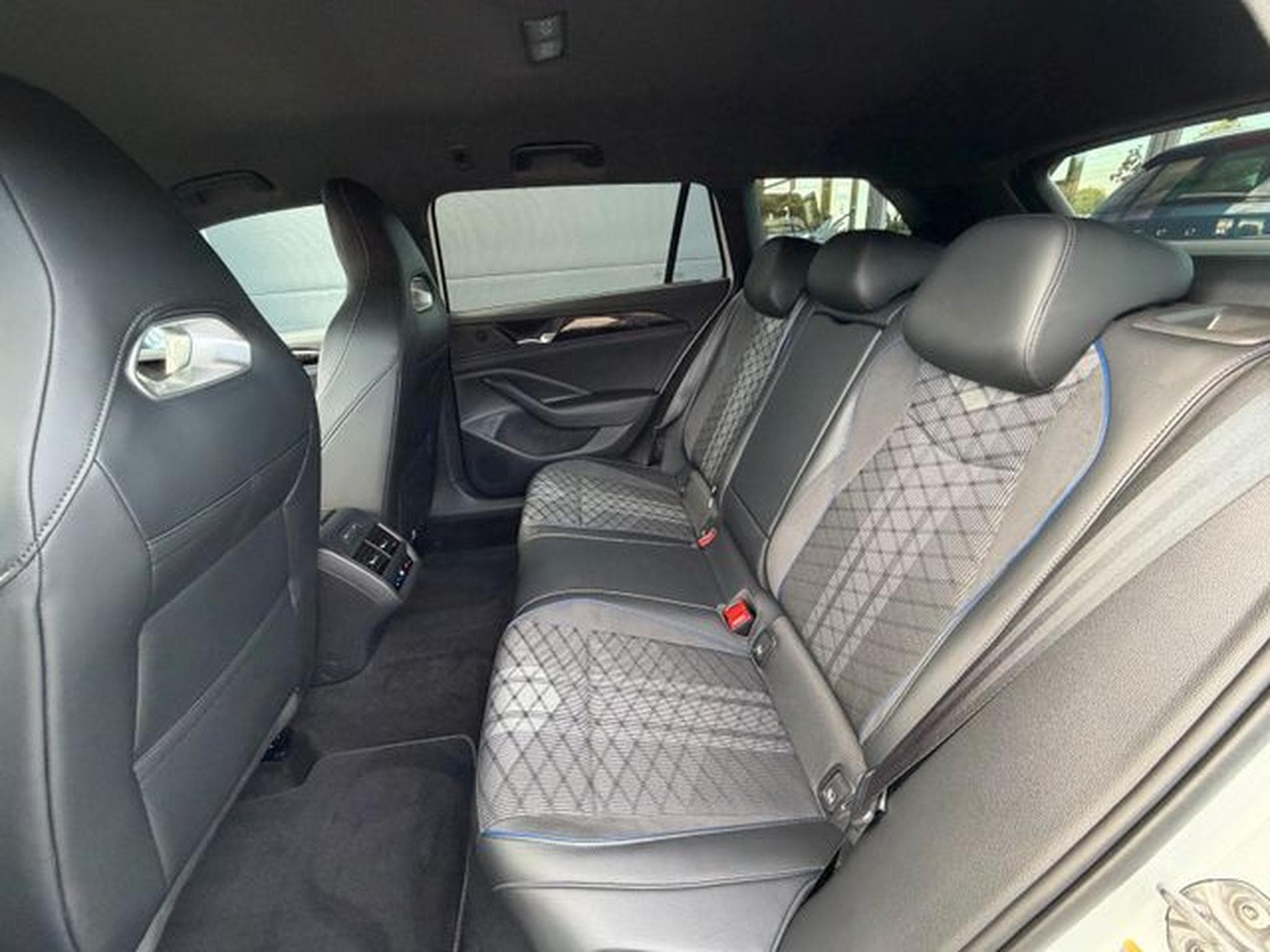 VW Passat Passat Variant 2.0TDI 4Motion R-Line AHK Standhz (2024) - Photo 12